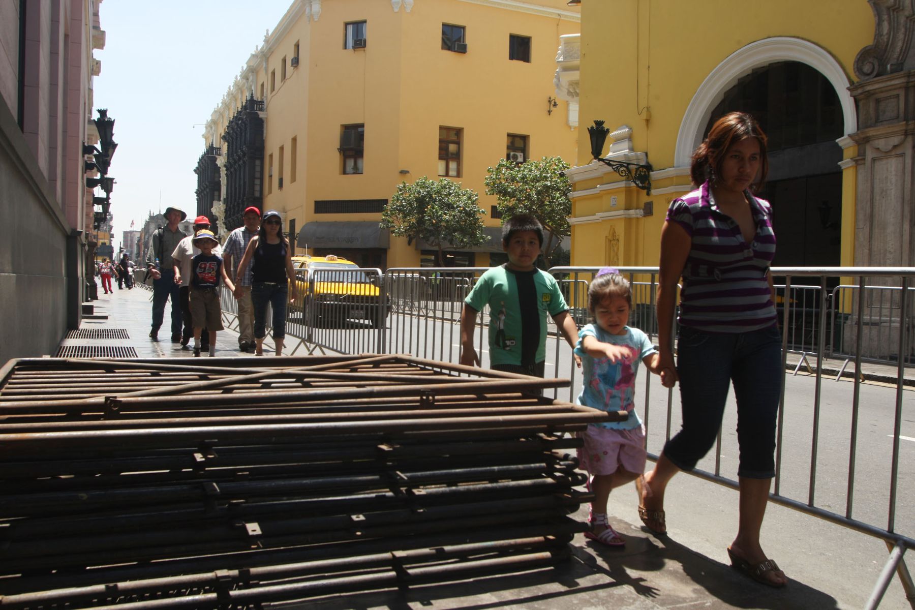 Instalación del estrado y enrejado donde se premiará a los ganadores del Dakar en la Plaza de Armas.
Foto: Andina/Héctor Vinces