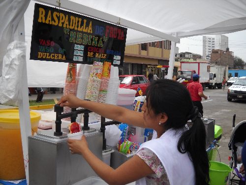 Instituto Nacional de Salud (INS) advirtió que consumir raspadillas, marcianos y cremoladas que se venden en la calle pueden causar problemas gastrointestinales. ANDINA/Difusión