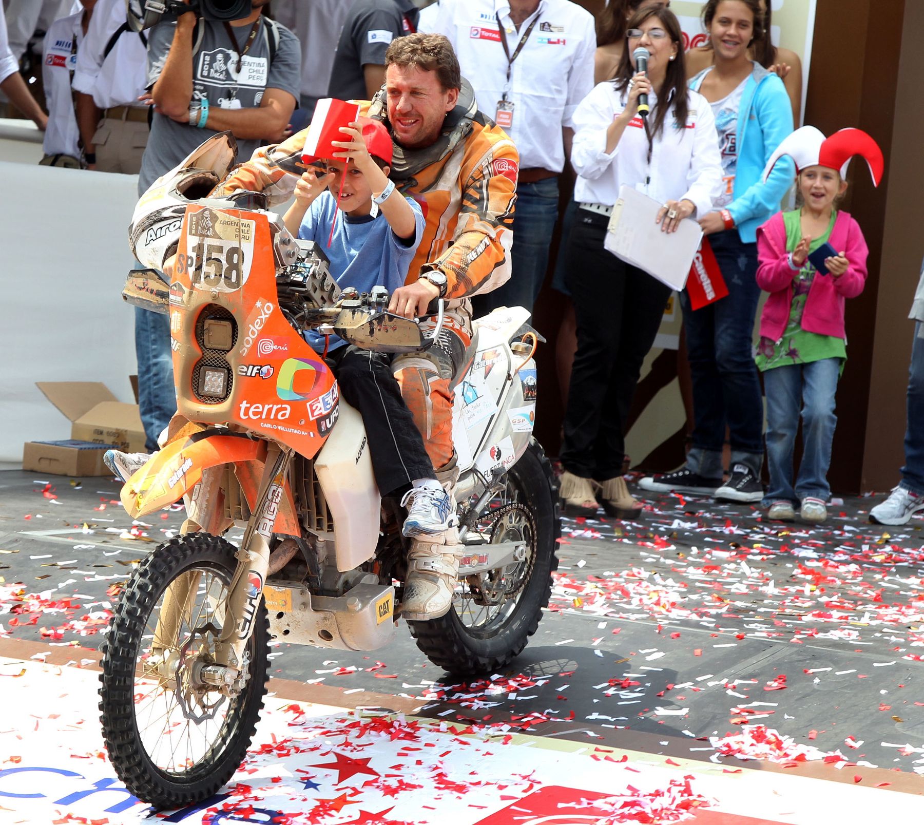 Primer peruano en llegar a la Plaza de Armas, a bordo de su motocicleta, Mario Vellutino
Foto: ANDINA/Carlos Lezama