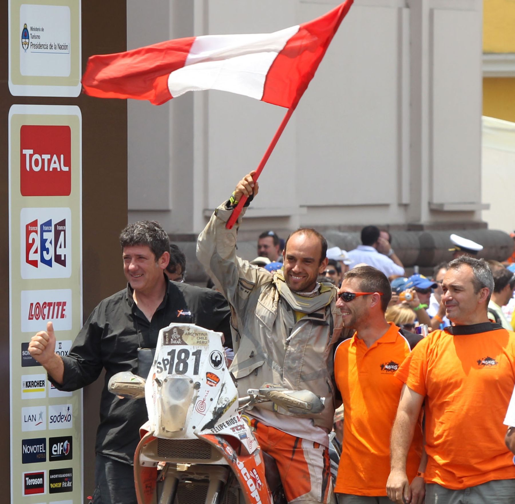 Motociclista peruano Felipe Ríos a su llegada a la Plaza de Armas de Lima, tras competir en el rally Dakar. Foto: ANDINA/Carlos Lezama