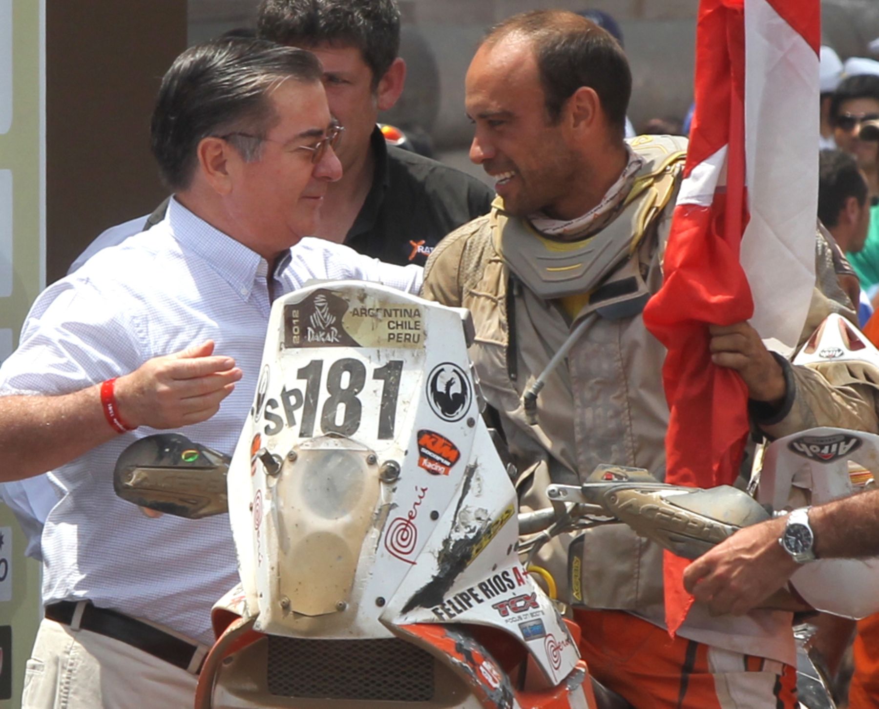 Motociclista peruano Felipe Ríos recibe el saludo del jefe del Gabinete, Luis Valdés, a su llegada a la Plaza de Armas de Lima, tras competir en el rally Dakar. Foto: ANDINA/Carlos Lezama