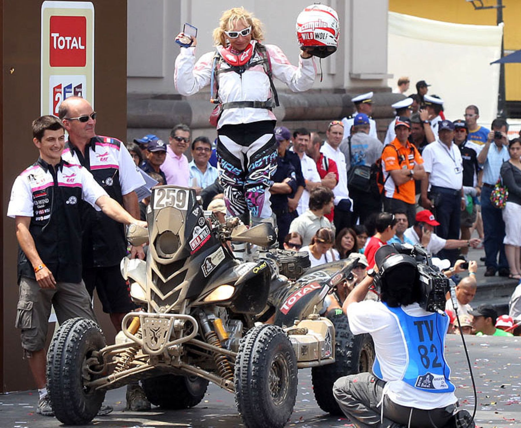 Cuatrimotista italiana Camelia Liparoti en la Plaza de Armas de Lima, tras participar en el Rally Dakar.Foto: ANDINA/Carlos Lezama