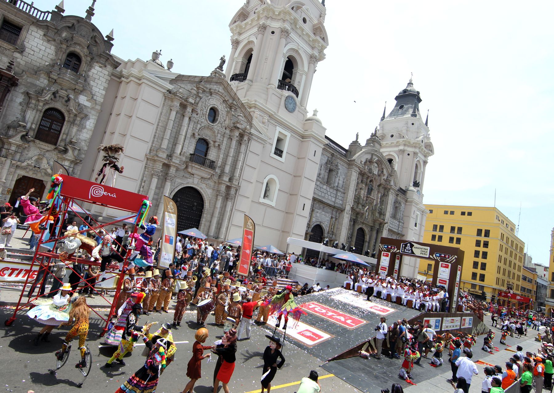 Show artístico en la Plaza de Armas de Lima, da inicio a la ceremonia de premiación de los ganadores en las diferentes categorías del rally Dakar. Foto: ANDINA/ Carlos Lezama.