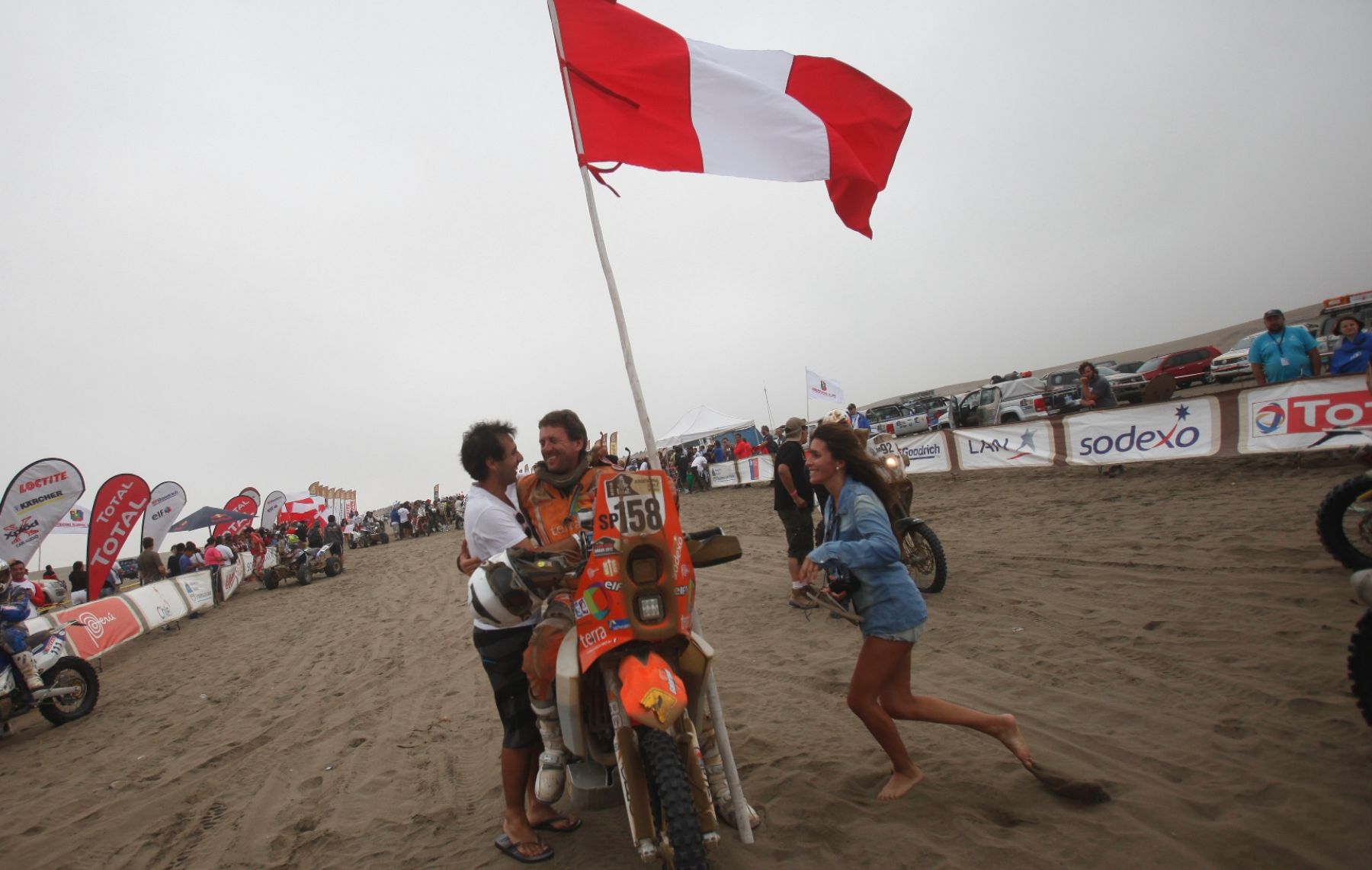 Llegada del peruano Marco Vellutino llegó a la meta final del Dakar 2012, en Sarapampa, distrito de Asia, Lima. Foto: ANDINA / Juan Carlos Guzmán Negrini.