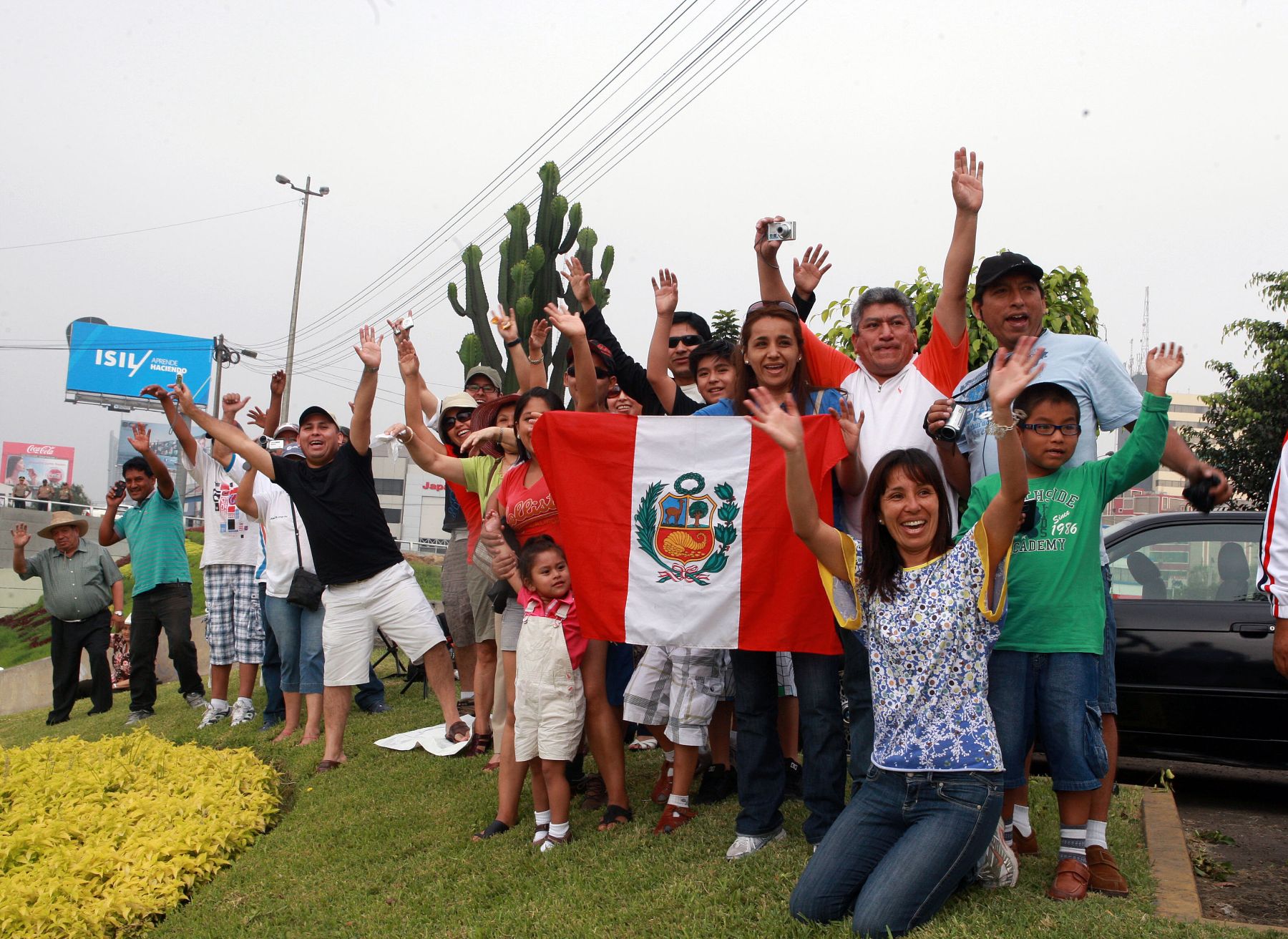 Aficionados esperan pase de competidores en el Rally Dakar por por la avenida Javier Prado. Foto: ANDINA/Norman Córdova