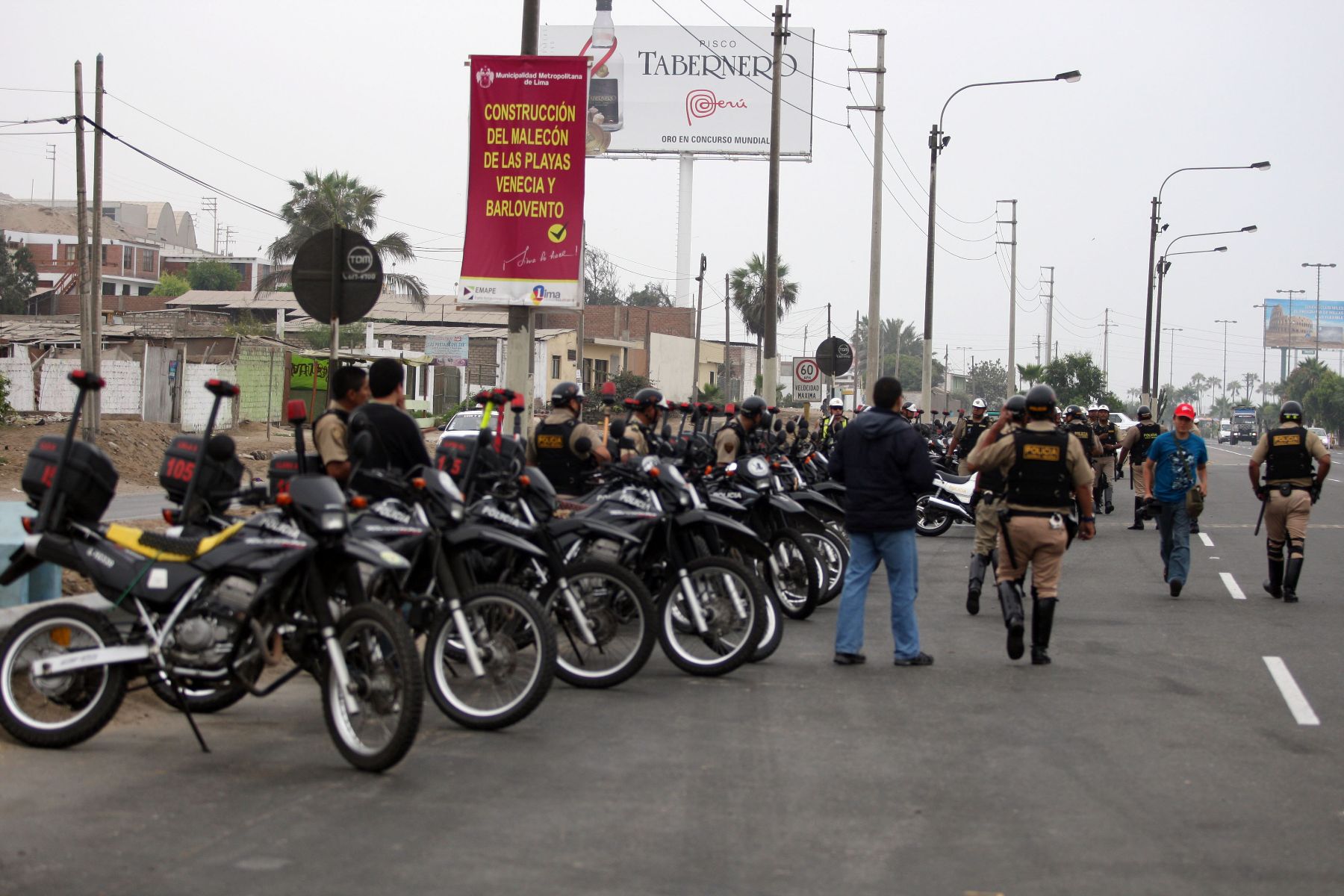 Efectivos de seguridad esperan pase de competidores en el Rally Dakar por el peaje de Villa.Foto: ANDINA/Héctor Vinces