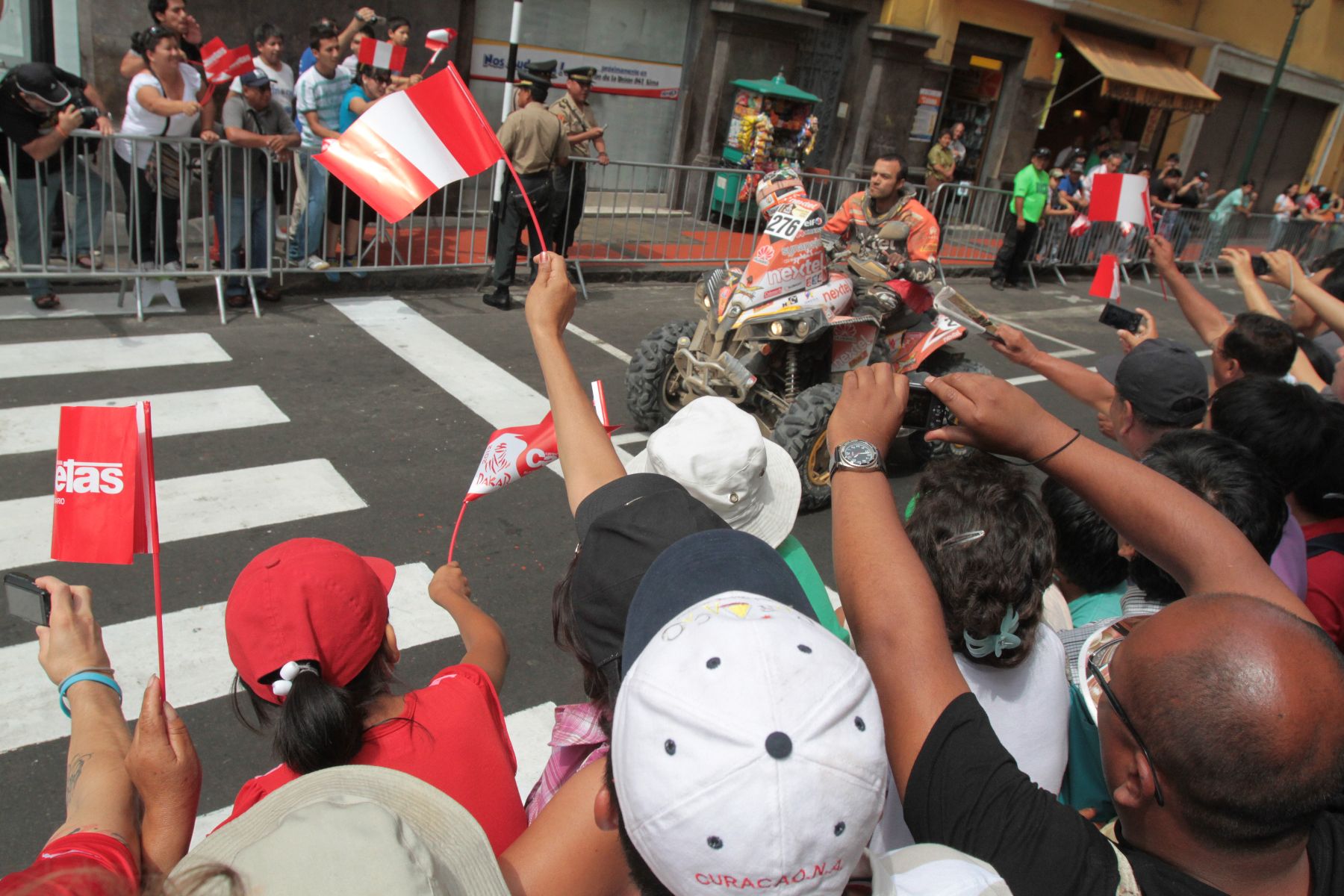 Público brinda una ovación a los pilotos participantes en el Dakar 2012 en la Plaza de Armas de Lima.
Foto: ANDINA/ Piero Vargas