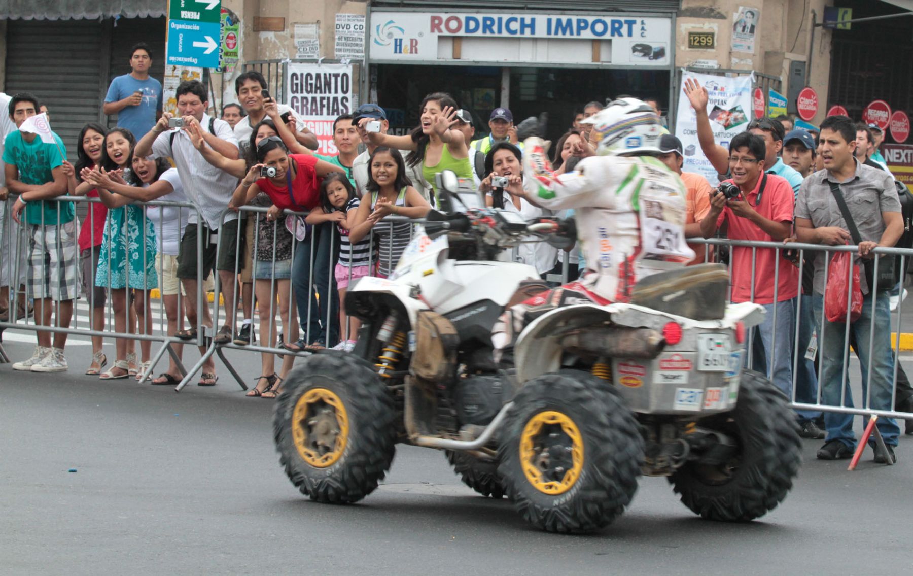 Público brinda una ovación a los pilotos participantes en el Dakar 2012 en la Plaza de Armas de Lima.
Foto: ANDINA/ Piero Vargas
