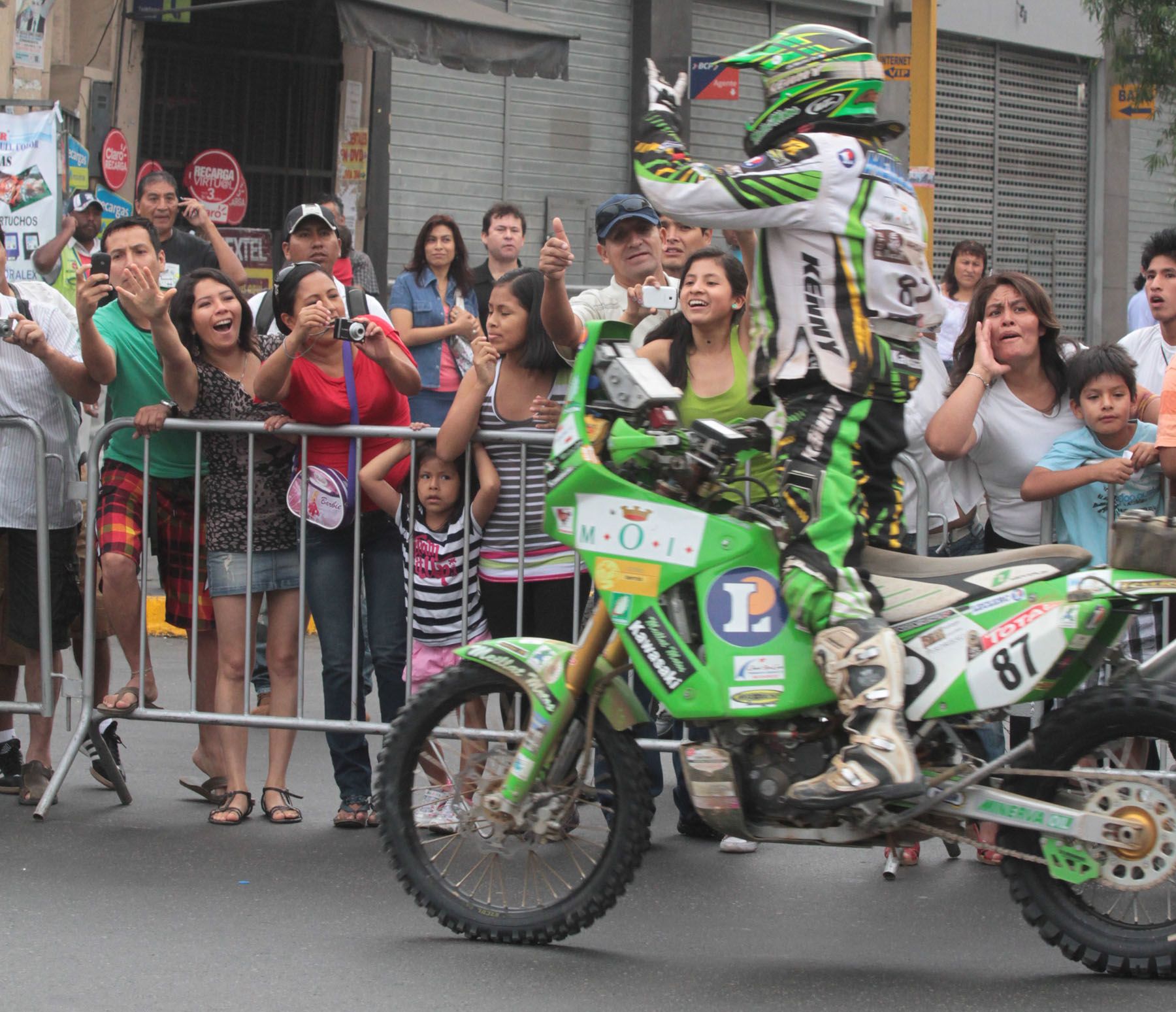 Público brinda una ovación a los pilotos participantes en el Dakar 2012 en la Plaza de Armas de Lima.
Foto: ANDINA/ Piero Vargas