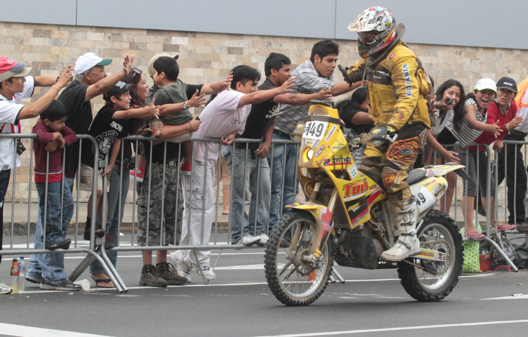 Público brinda una ovación a los pilotos participantes en el Dakar 2012 a su paso por la avenida Garcilazo de la Vega.
Foto: ANDINA/ Piero Vargas