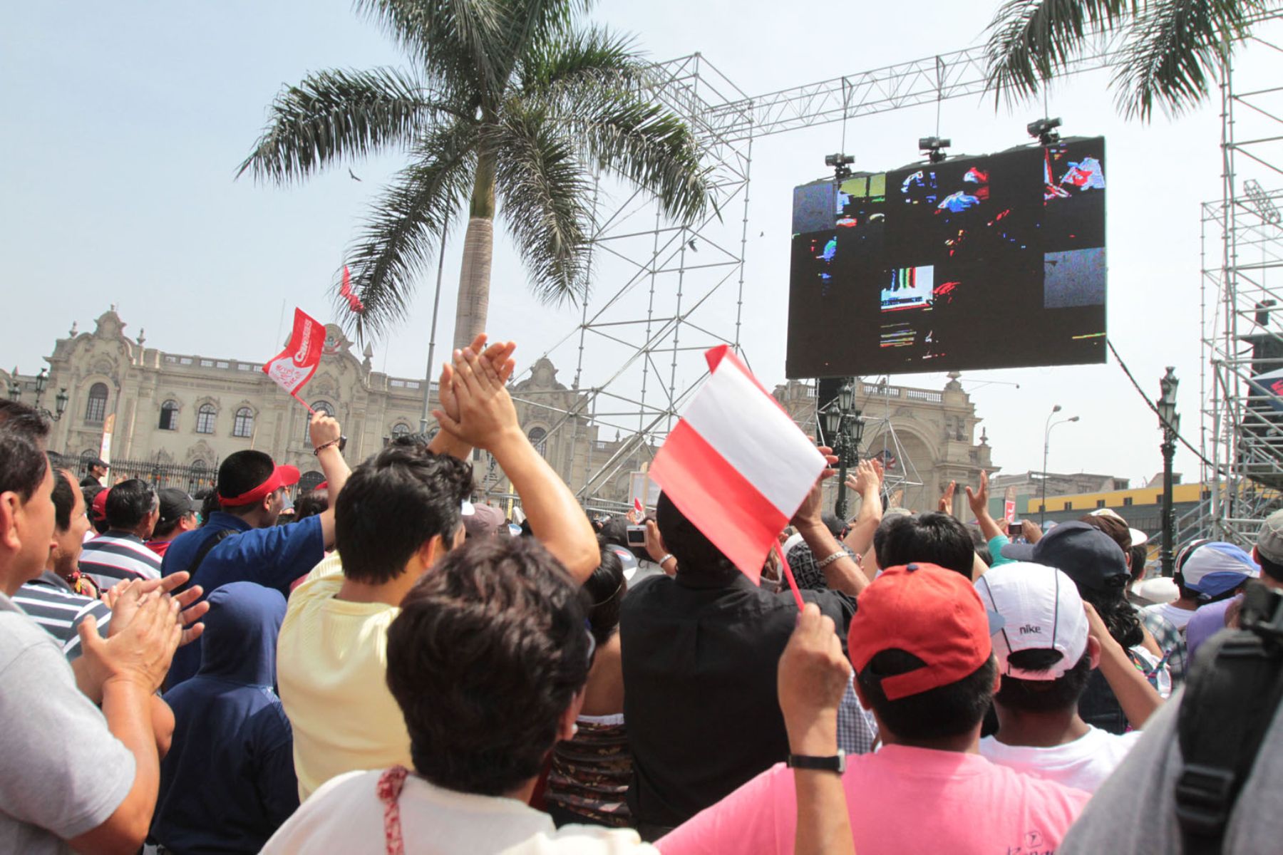 Público brinda una ovación a los pilotos participantes en el Dakar 2012 en la Plaza de Armas de Lima.
Foto: ANDINA/ Piero Vargas