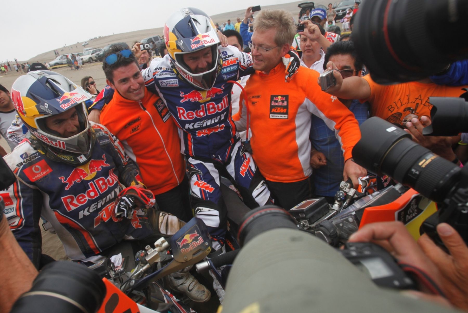 Campeón del Dakar 2012 en categoría motos, Cyril Despres, llega a la meta en la playa Sarapampa, distrito de Asia, Lima.  Foto: ANDINA/Juan Carlos Guzmán Negrini.