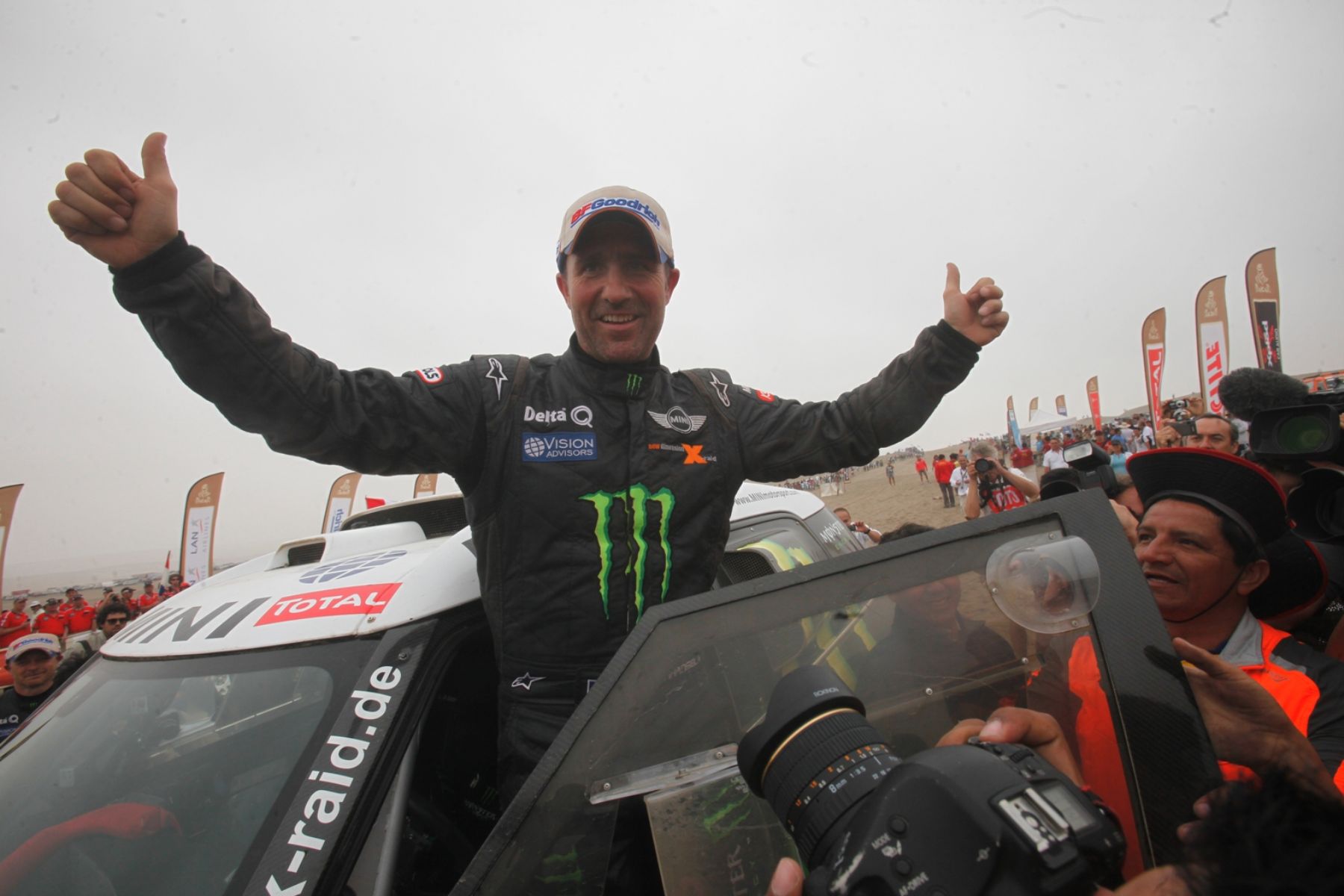 Campeón del Dakar 2012 en categoría autos, Stephane Peterhansel, llega a la meta en la playa Sarapampa, distrito de Asia, Lima.  Foto: ANDINA/Juan Carlos Guzmán Negrini.