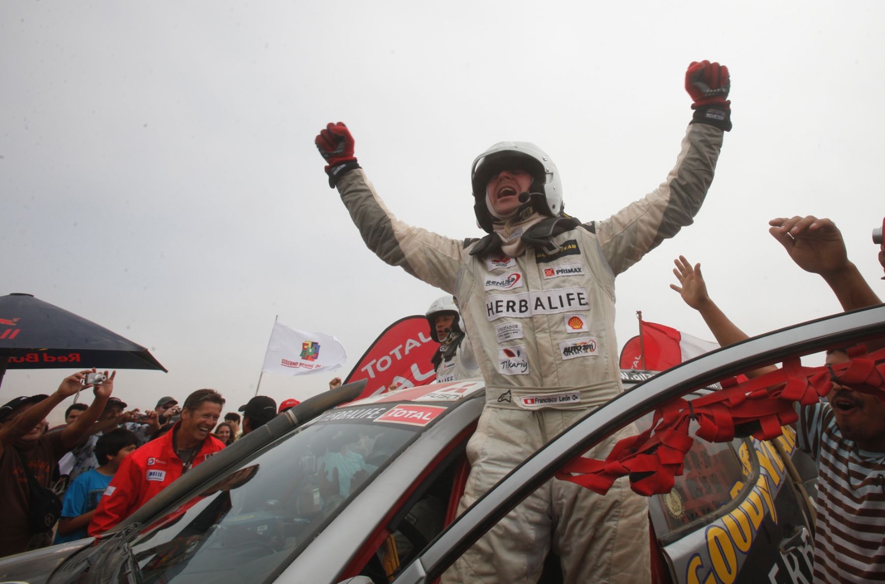 Peruano Francisco León llegó a la meta 2012 en categoría autos, en la playa Sarapampa, distrito de Asia, Lima.  Foto: ANDINA/Juan Carlos Guzmán Negrini.