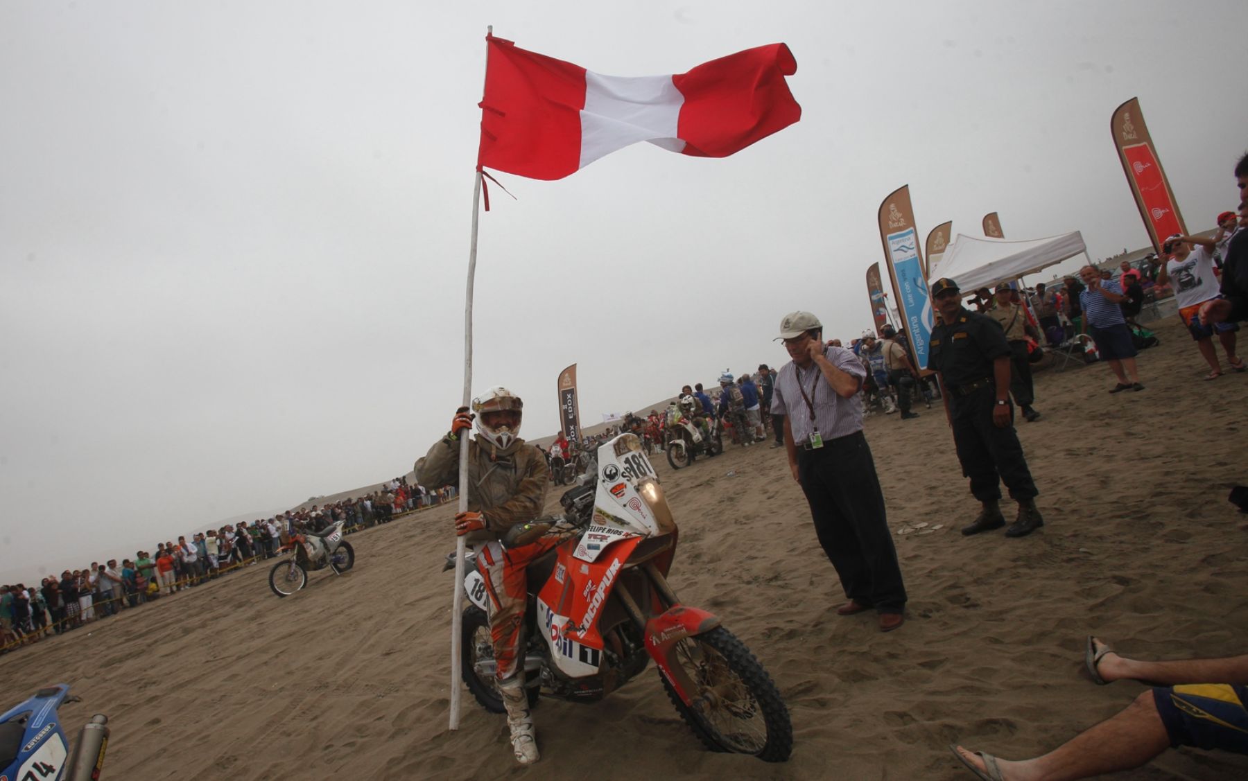 Motociclista Felipe Ríos culminó la ruta del Dakar 2012 en la playa Sarapampa. Foto: ANDINA / Juan Carlos Guzmán Negrini.