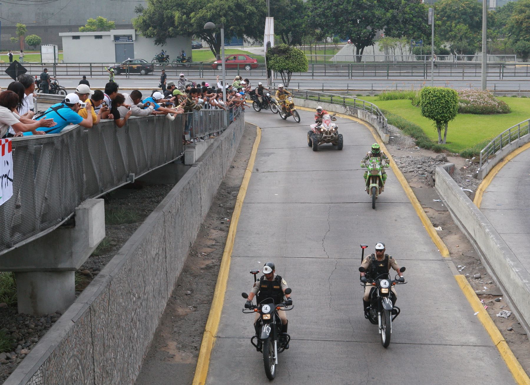 Competidores en el Rally Dakar 2012 a su paso por por la avenida Javier Prado, en la ciudad de Lima. Foto: ANDINA/Norman Córdova