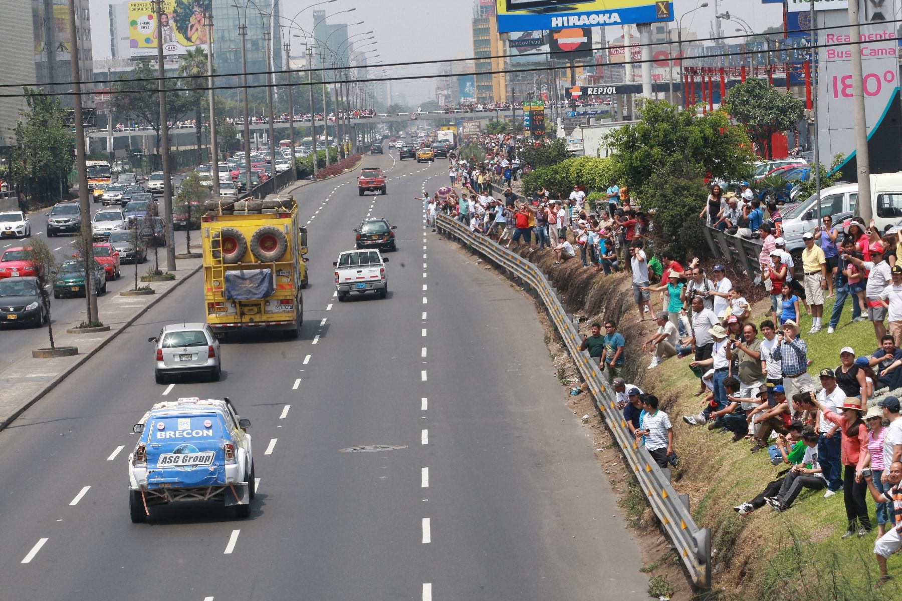 Competidores en el Rally Dakar a su paso por la avenida Javier Prado en la ciudad de Lima.Foto: ANDINA/Norman Córdova