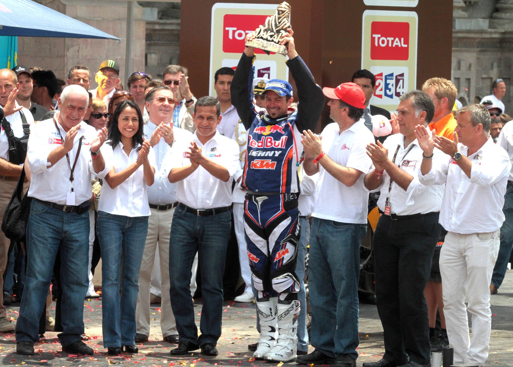 El jefe de Estado, Ollanta Humala, participa en la ceremonia de premiación de la edición 34 del Rally Dakar 2012, que se realiza en la Plaza de Armas de Lima, y entregó el premio del primer lugar, en la categoría motos, al francés Cyril Despres. Foto: ANDINA/Piero Vargas