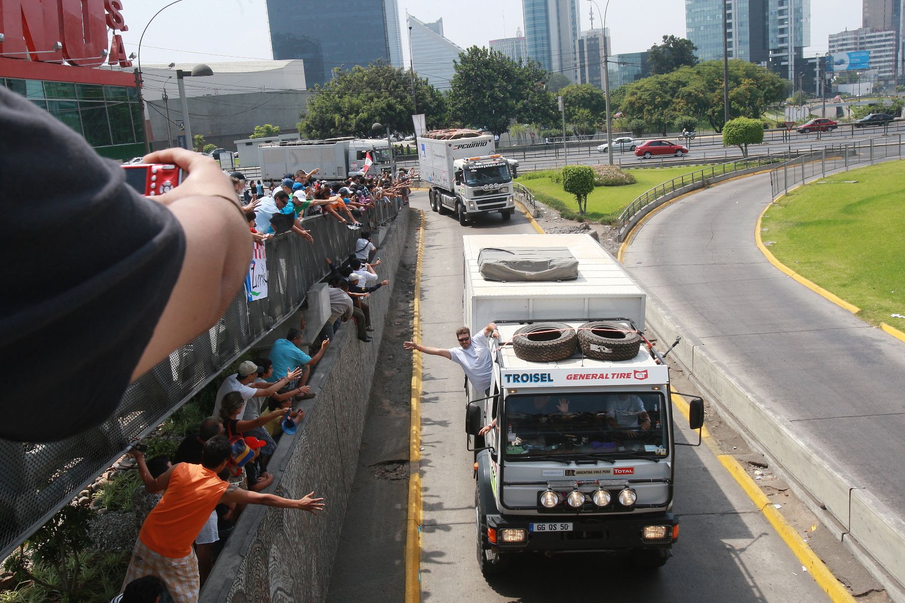 Competidores en el Rally Dakar a su paso por por la avenida Javier Prado en la ciudad de Lima. Foto: ANDINA/ Norman Córdova