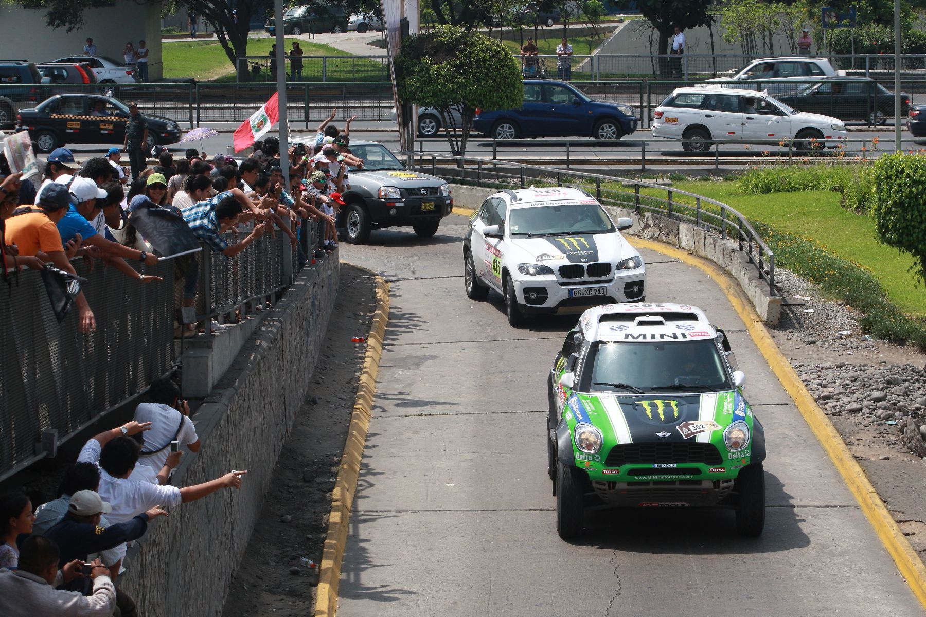 Competidores en el Rally Dakar 2012 a su paso por por la avenida Javier Prado, en la ciudad de Lima. Foto: ANDINA/Norman Córdova