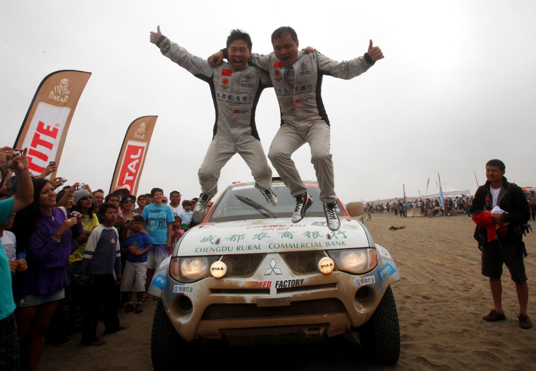 El equipo chino celebró efusivamente en Sarapampa haber finalizado el Dakar 2012 y estuvo muy afectuoso con el público peruano. Foto:ANDINA / Juan Carlos Guzmán Negrini.