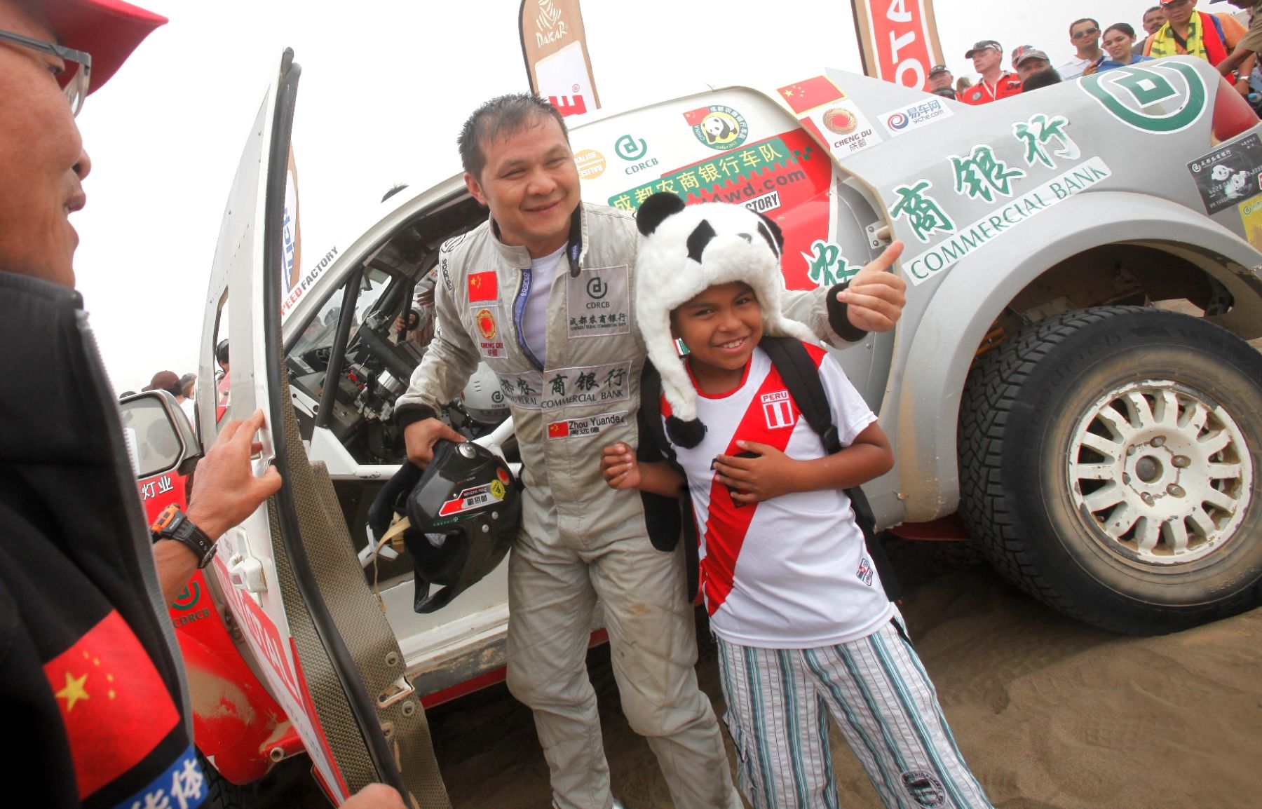 El equipo chino celebró efusivamente es Sarapampa haber finalizado el Dakar 2012 y estuvo muy afectuoso con el público peruano. 
Foto:ANDINA / Juan Carlos Guzmán Negrini.