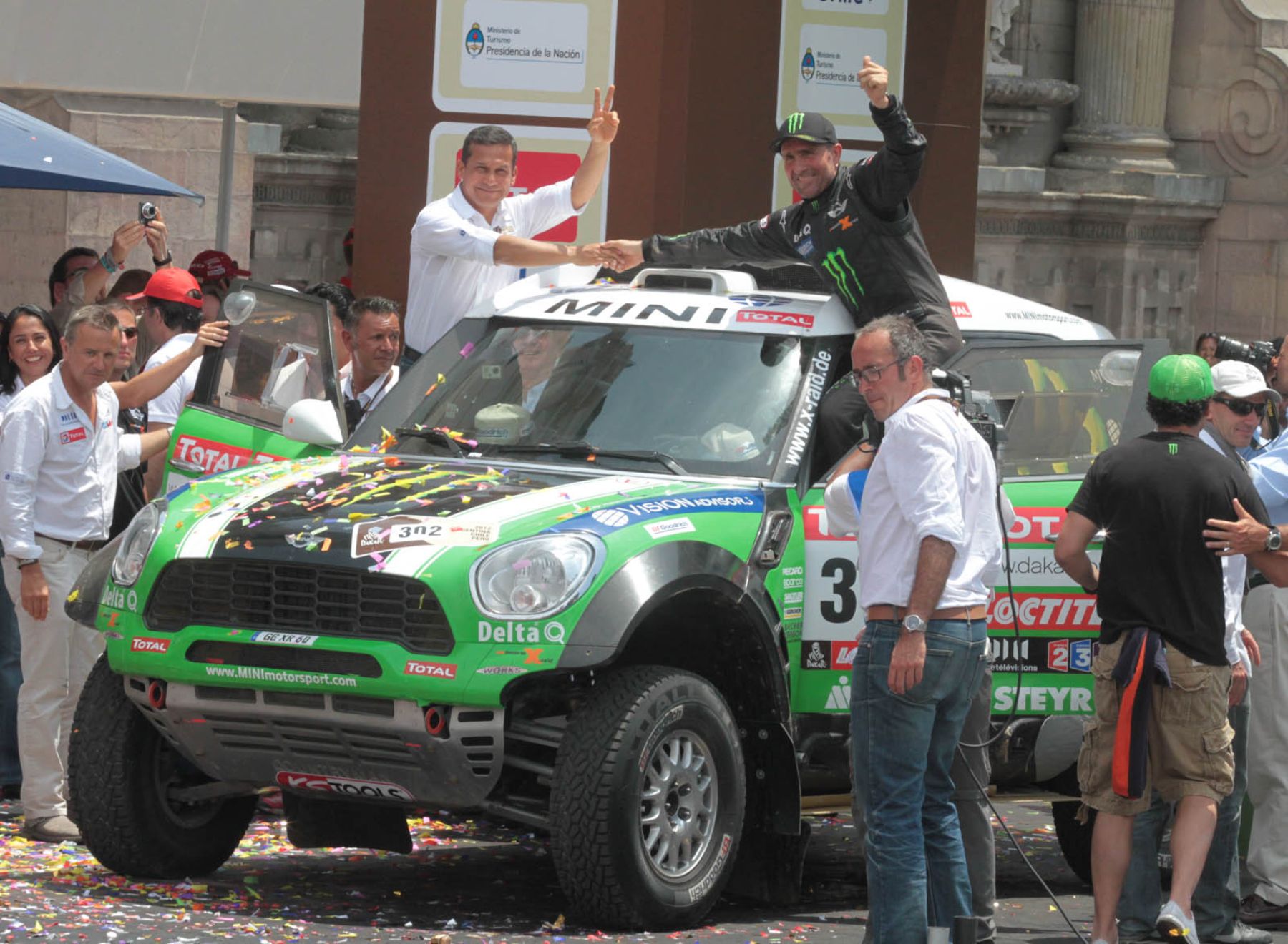 Presidente Ollanta Humala da la bienvenida a ganador del Dakar 2012 en categoría autos, Stephane Peterhansel. Foto: ANDINA/Piero Vargas.
