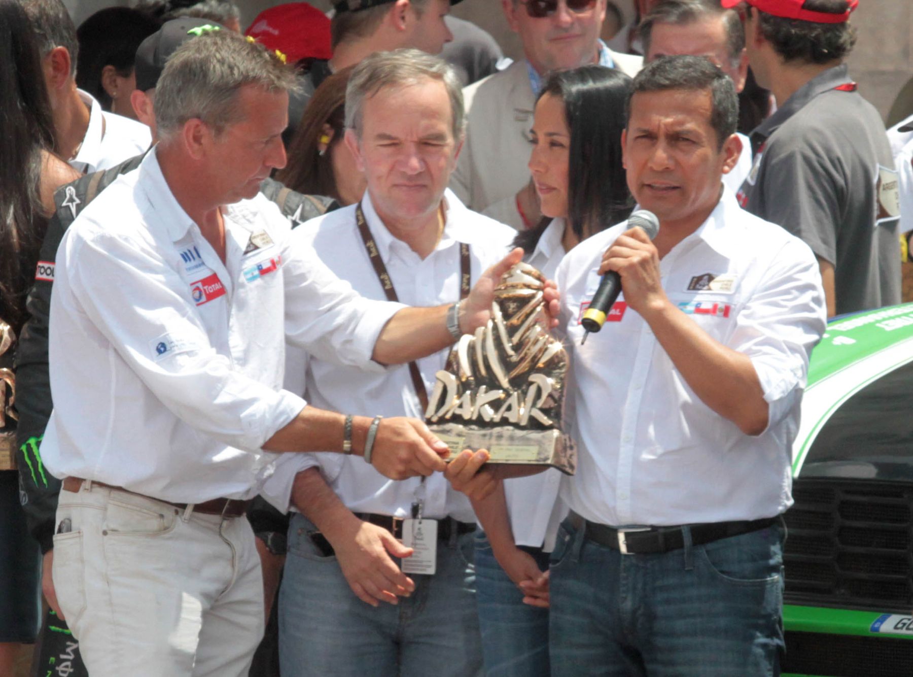 El jefe de Estado, Ollanta Humala, participa en la ceremonia de premiación de la edición 34 del Rally Dakar 2012, que se realiza en la Plaza de Armas de Lima. Foto: ANDINA/ Piero VArgas