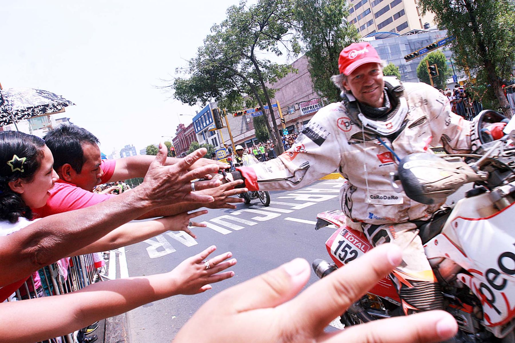Público limeño celebra el final del Rally Dakar 2012, en el centro de la capital. 
Fotos: Andina/Luis Iparraguirre