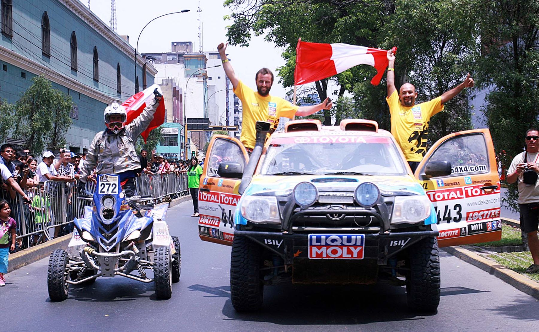 Público limeño celebra el final del Rally Dakar 2012, en el centro de la capital. 
Fotos: Andina/Luis Iparraguirre