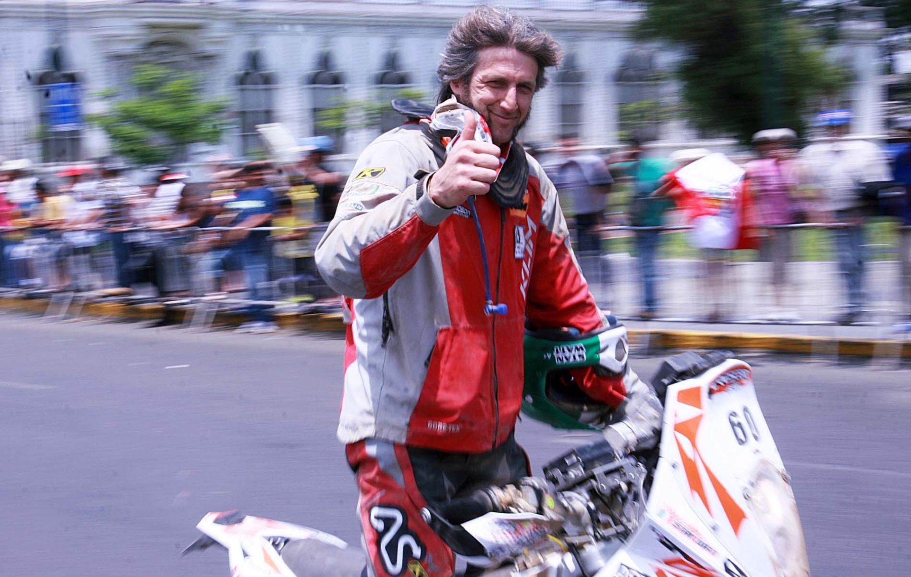 Pilotos saludan al público limeño, luego de culminar el Rally Dakar 2012, en el centro de la capital. 
Fotos: Andina/Luis Iparraguirre