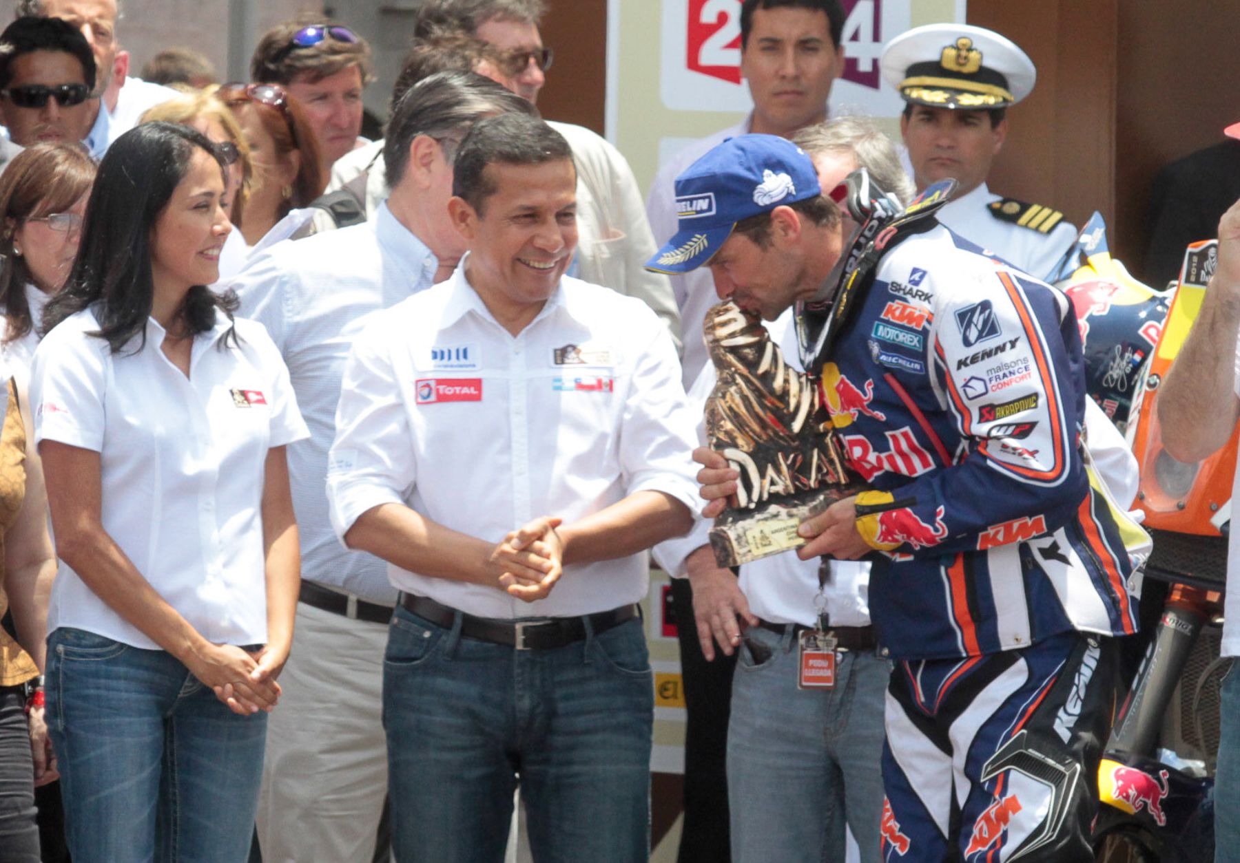 Presidente Ollanta Humala da la bienvenida a ganador del Dakar 2012 en categoría autos, Stephane Peterhansel. Foto: ANDINA/Piero Vargas.