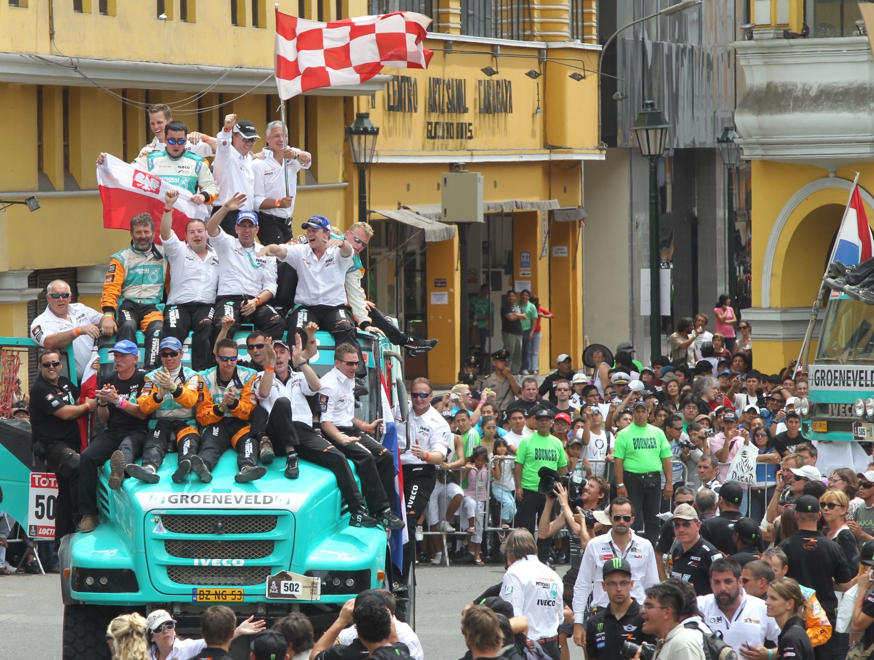 Los pilotos Gerard de Rooy (Holanda), Darek Rodewald y Tom Colsoul (Bélgica), fueron los  ganadores  de la categoria camion del rally Dakar 2012.Foto: ANDINA/Carlos Lezama
