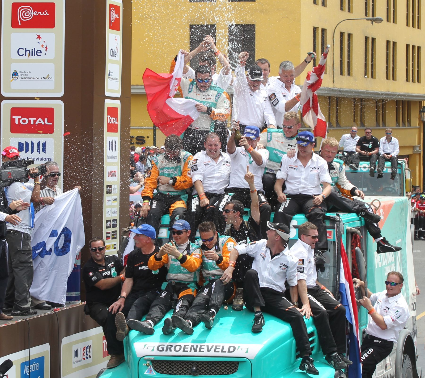 Los pilotos Gerard de Rooy (Holanda), Darek Rodewald y Tom Colsoul (Bélgica), fueron los  ganadores  de la categoria camion del rally Dakar 2012.
Foto: ANDINA/Carlos Lezama