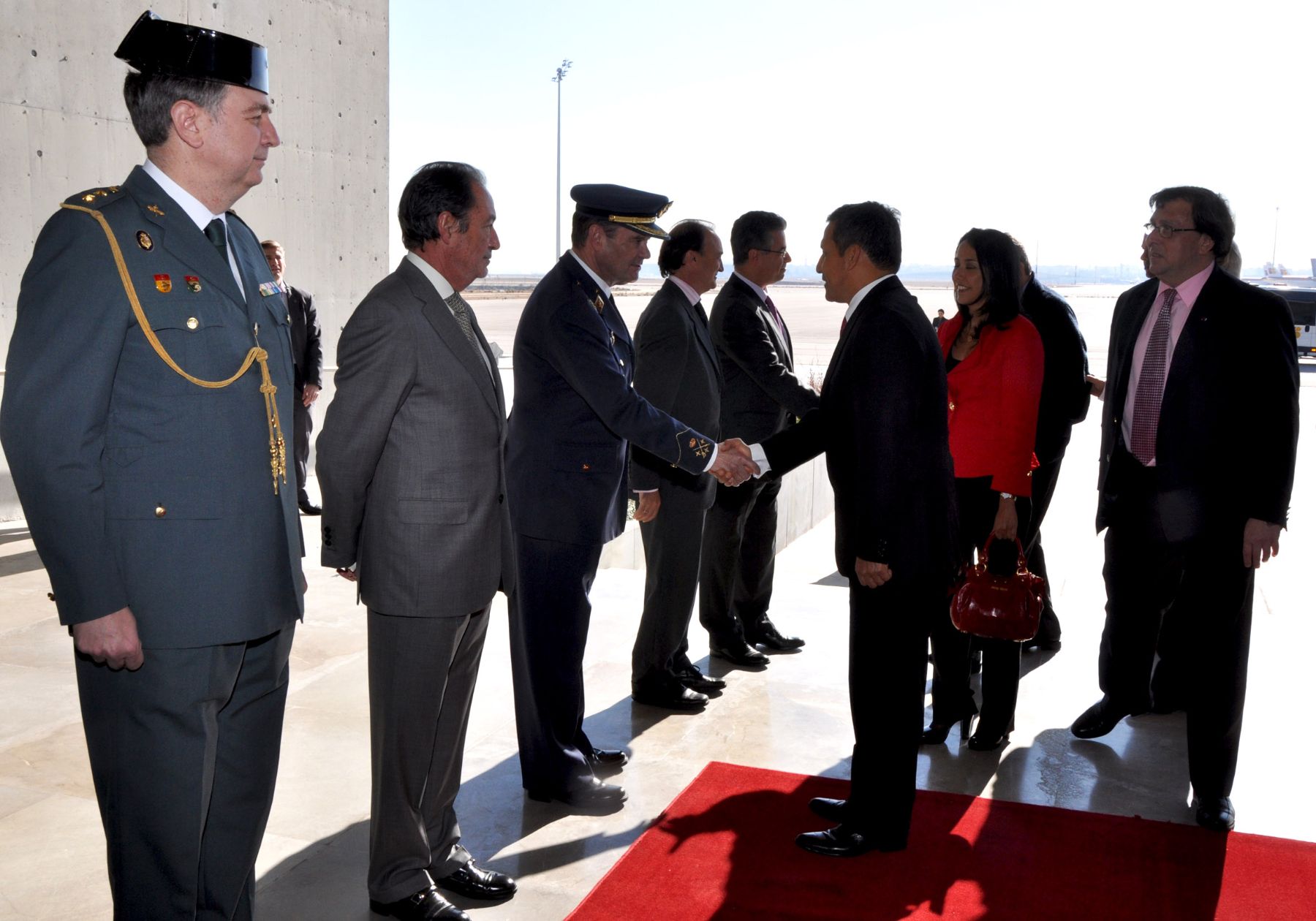 Presidente Ollanta Humala Tasso y su comitiva llega en visita oficial a España. Fue recibido por el edecán del Rey Juan Carlos