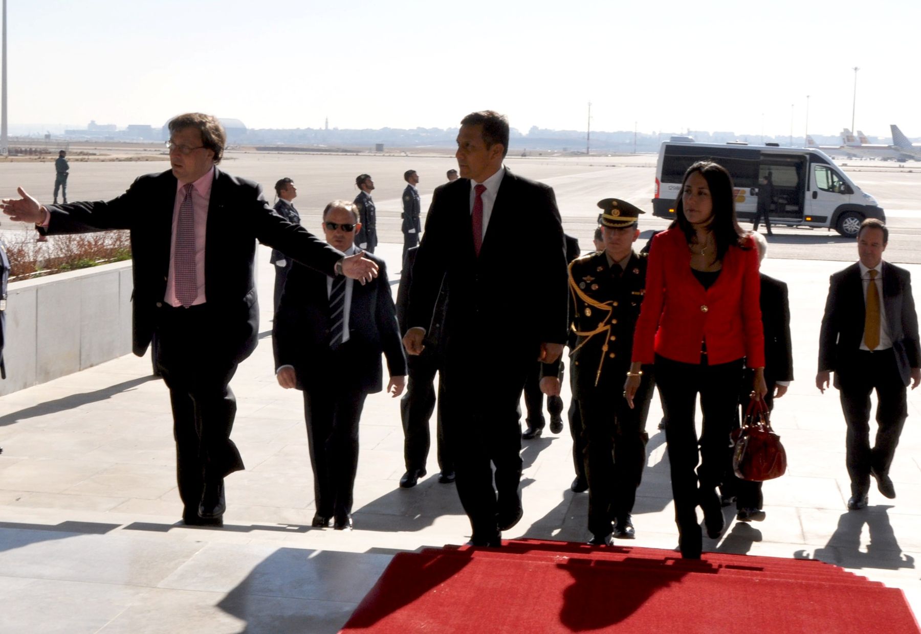 Presidente Ollanta Humala Tasso y su comitiva llega en visita oficial a España. Fue recibido por el edecán del Rey Juan Carlos