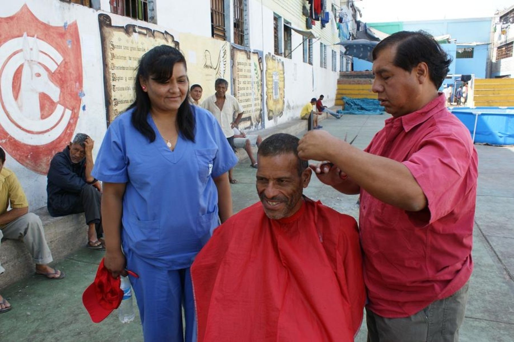 Internos se cortan el cabello en señal de cambio interno. Foto: Inpe