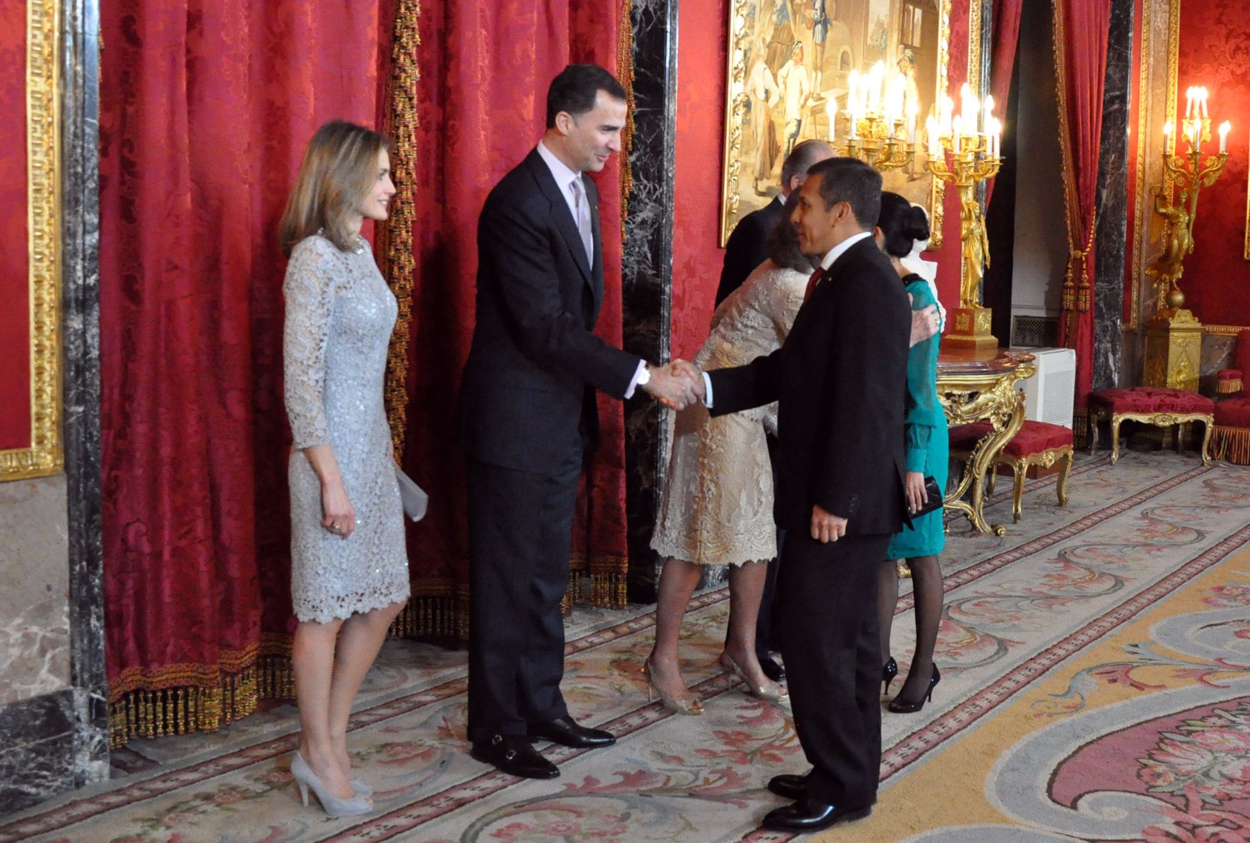 Presidente del Perú, Ollanta Humala y la primera dama, Nadine Heredia,junto al  rey Juan Carlos  y la reina Sofía   y acompañados por los Príncipes de Asturias, antes de la cena de gala celebrada esta noche en el Palacio Real, en Madrid.Foto: ANDINA/Presidencia de la República