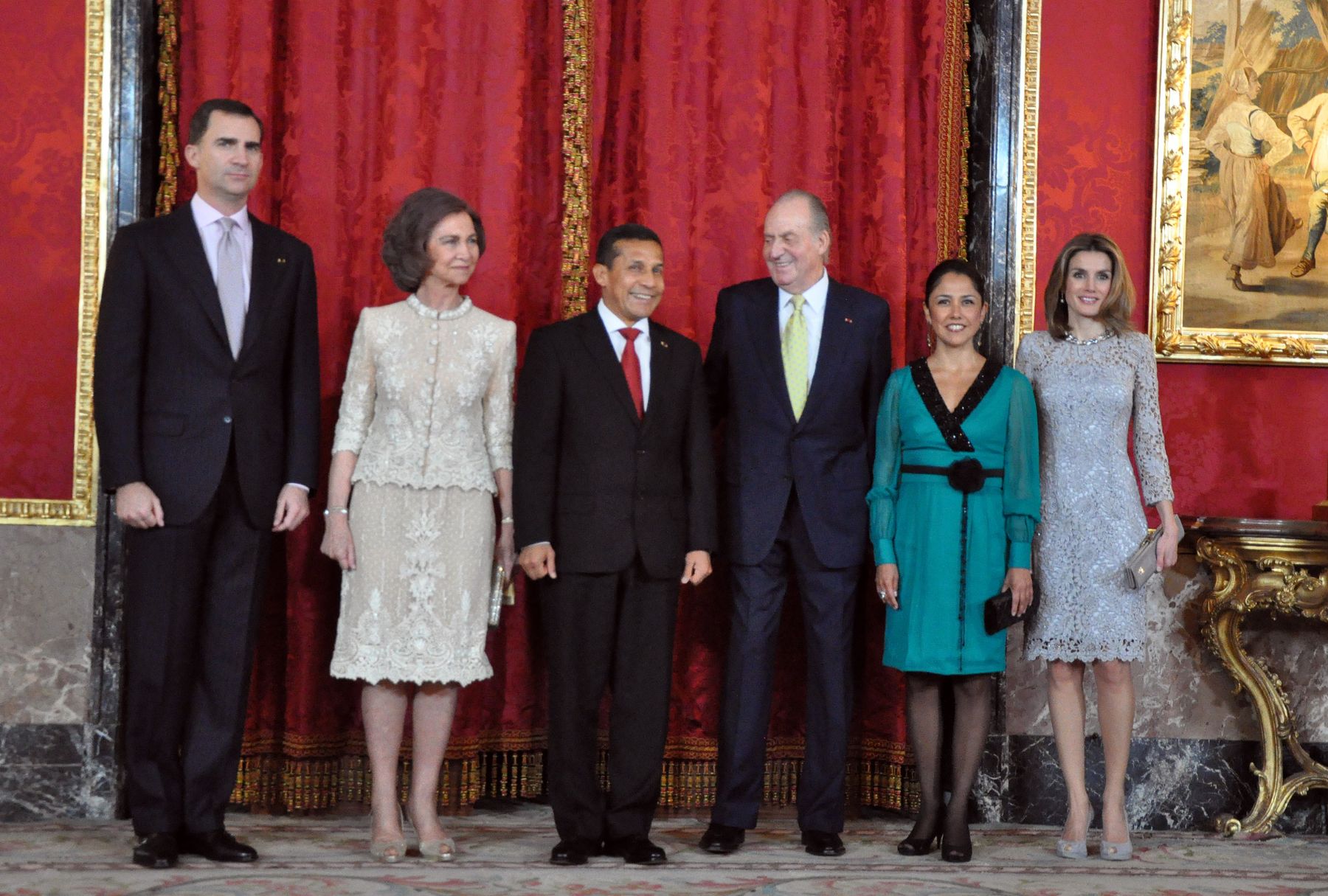Presidente del Perú, Ollanta Humala y la primera dama, Nadine Heredia, con el  rey Juan Carlos, la reina Sofía   y los Príncipes de Asturias, antes de la cena de gala celebrada esta noche en el Palacio Real, en Madrid.Foto: ANDINA/Presidencia de la República
