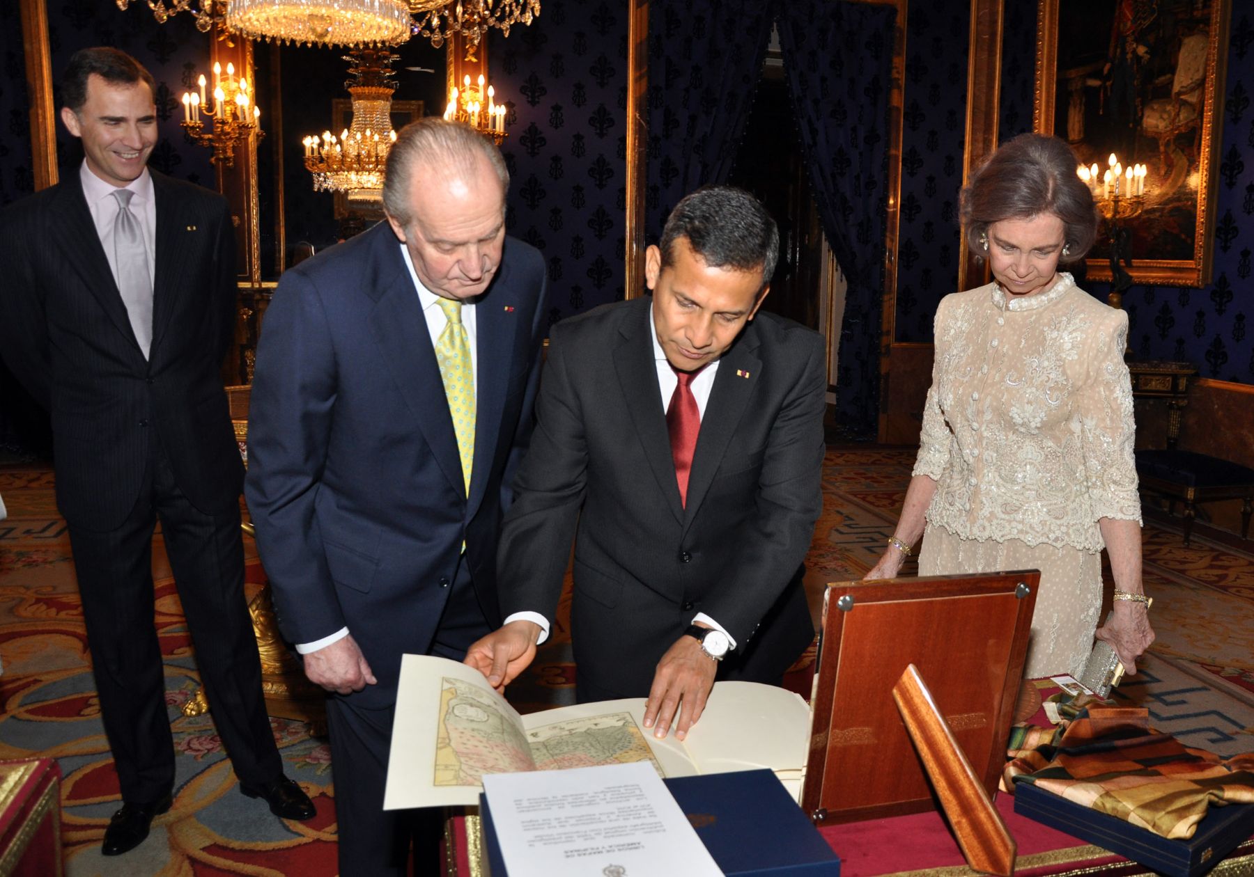 Presidente del Perú, Ollanta Humala y  el  rey Juan Carlos, en el Palacio Real. Están acompañados por la reina Sofía   y el Príncipe de Asturia, en el Palacio Real, en Madrid.Foto: ANDINA/Presidencia de la República