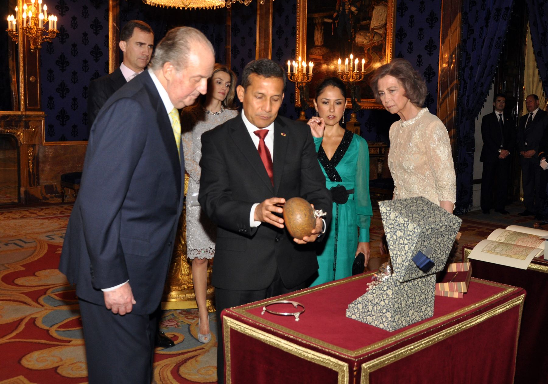 Presidente del Perú, Ollanta Humala y la Primera Dama, Nadine Heredia, junto al rey Juan Carlos  y la reina Sofía, además de los Príncipes de Asturias, en el Palacio Real, en Madrid.Foto: ANDINA/Presidencia de la República