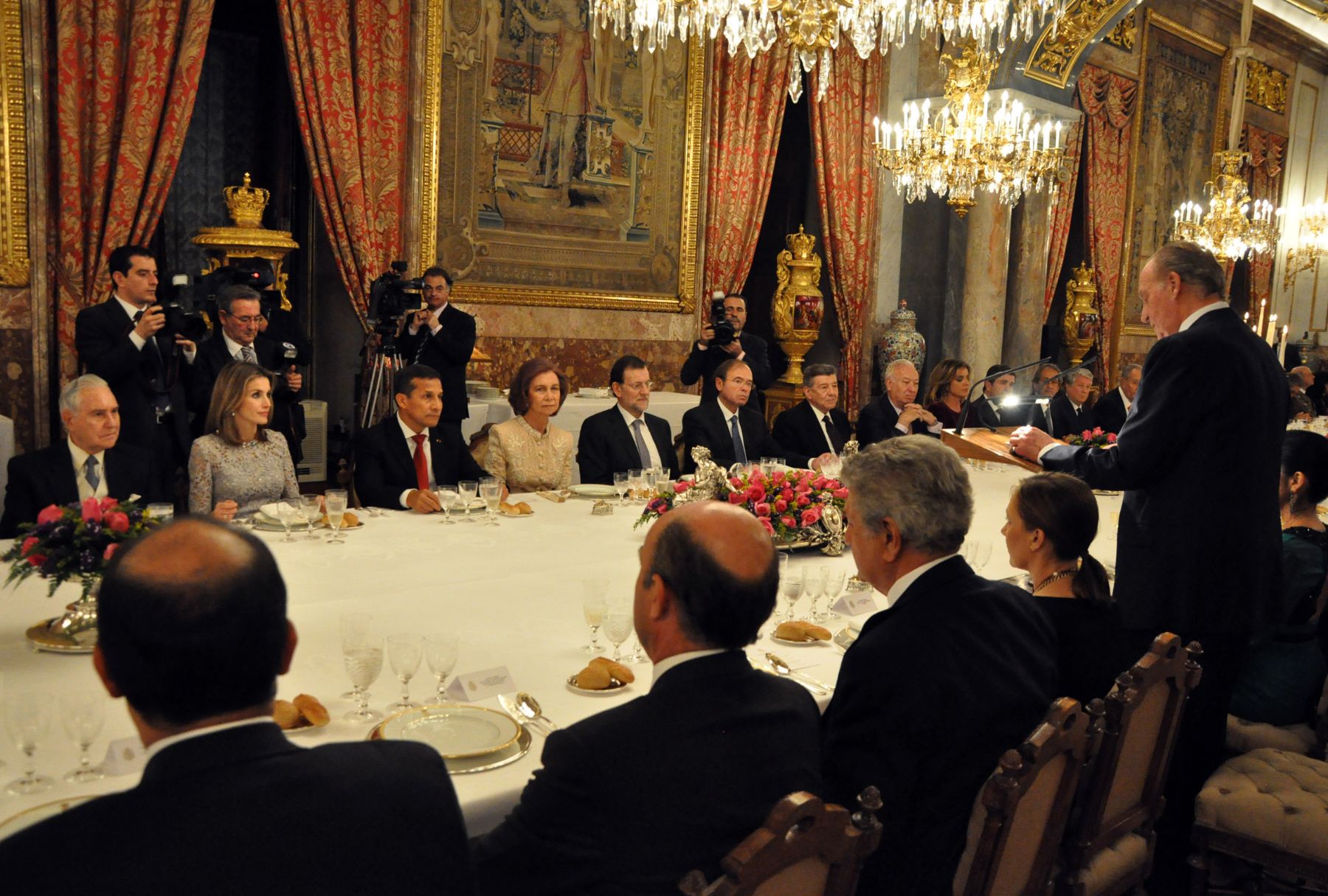 Presidente del Perú, Ollanta Humala y la primera dama, Nadine Heredia,junto al  rey Juan Carlos  y la reina Sofía   y acompañados por los Príncipes de Asturias, antes de la cena de gala celebrada esta noche en el Palacio Real, en Madrid.Foto: ANDINA/Presidencia de la República