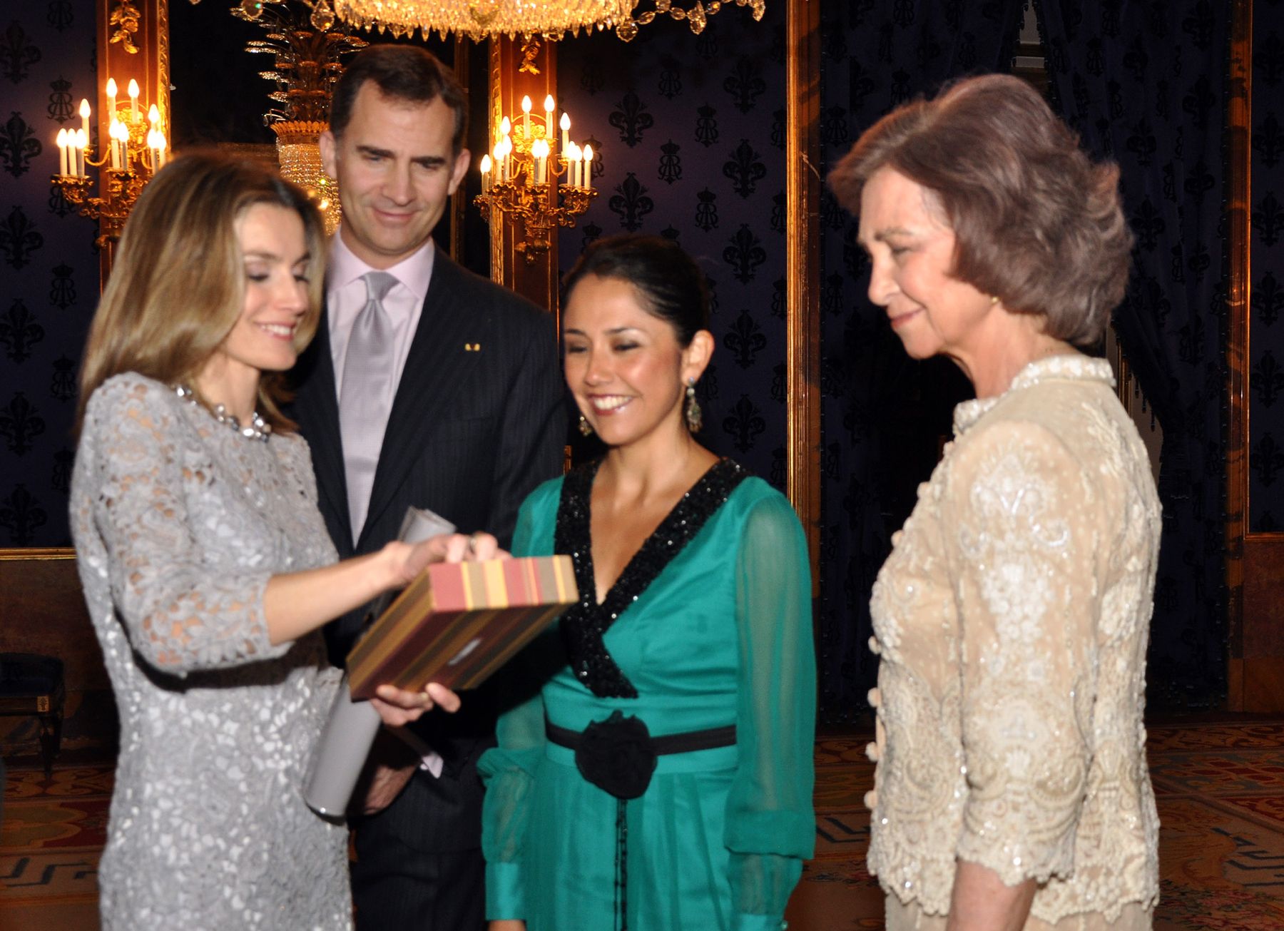 Presidente del Perú, Ollanta Humala y la primera dama, Nadine Heredia,junto al  rey Juan Carlos  y la reina Sofía   y acompañados por los Príncipes de Asturias, antes de la cena de gala celebrada esta noche en el Palacio Real, en Madrid.Foto: ANDINA/Presidencia de la República