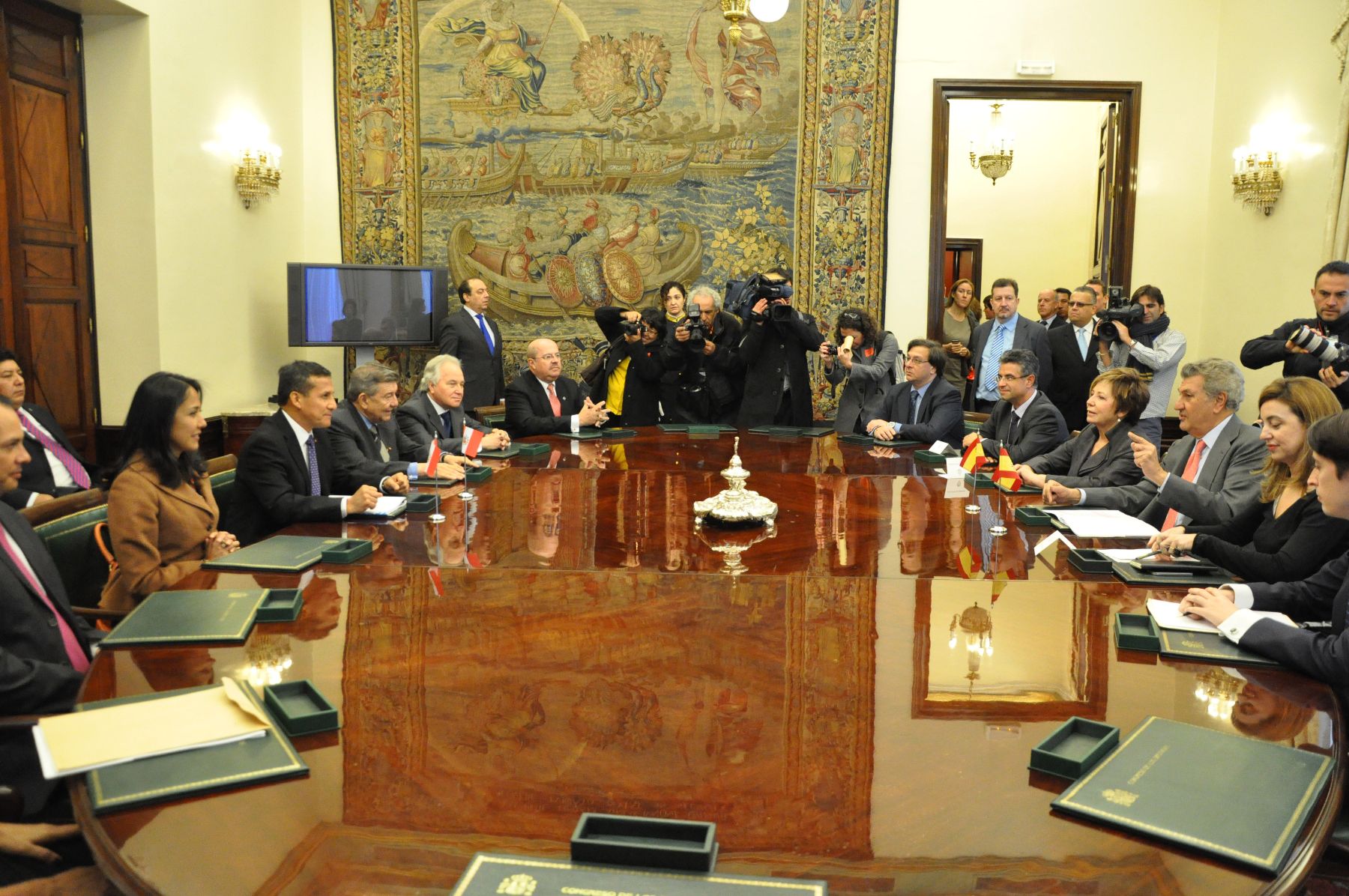 El jefe de Estado, Ollanta Humala visitó las Cortes Generales del Reino de España y se reunió con los miembros de la Mesa del Congreso de Diputados.
Foto: ANDINA/Prensa Presidencia