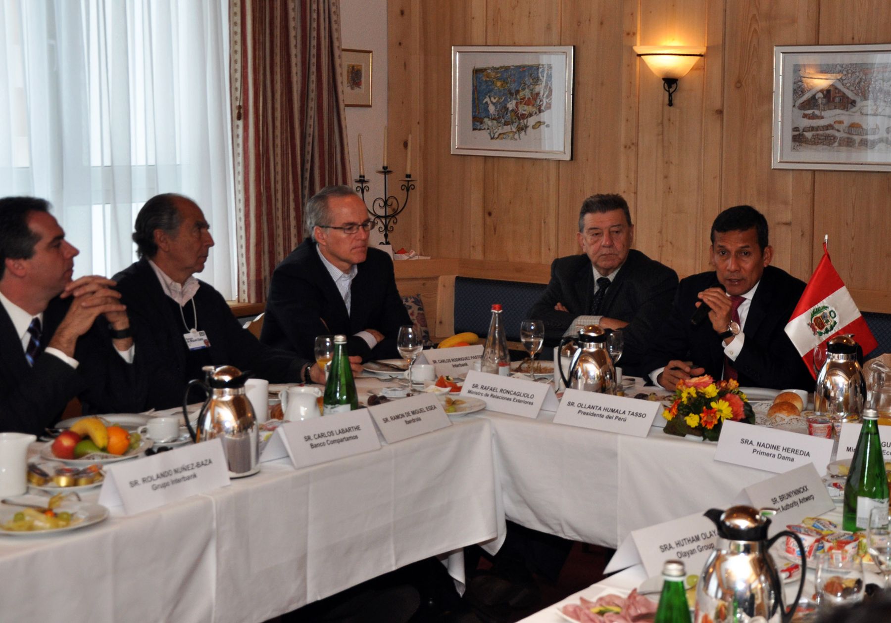 Presidente Ollanta Humala Tasso sostuvo hoy encuentro con ejecutivos de empresas interesadas en el Perú, en Davos, Suiza.