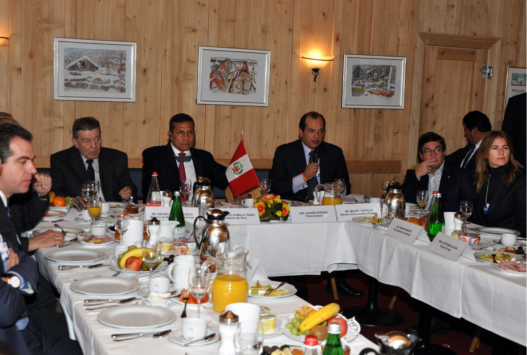 Presidente Ollanta Humala Tasso sostuvo hoy encuentro con ejecutivos de empresas extranjeras interesadas en el Perú, en Davos, Suiza.