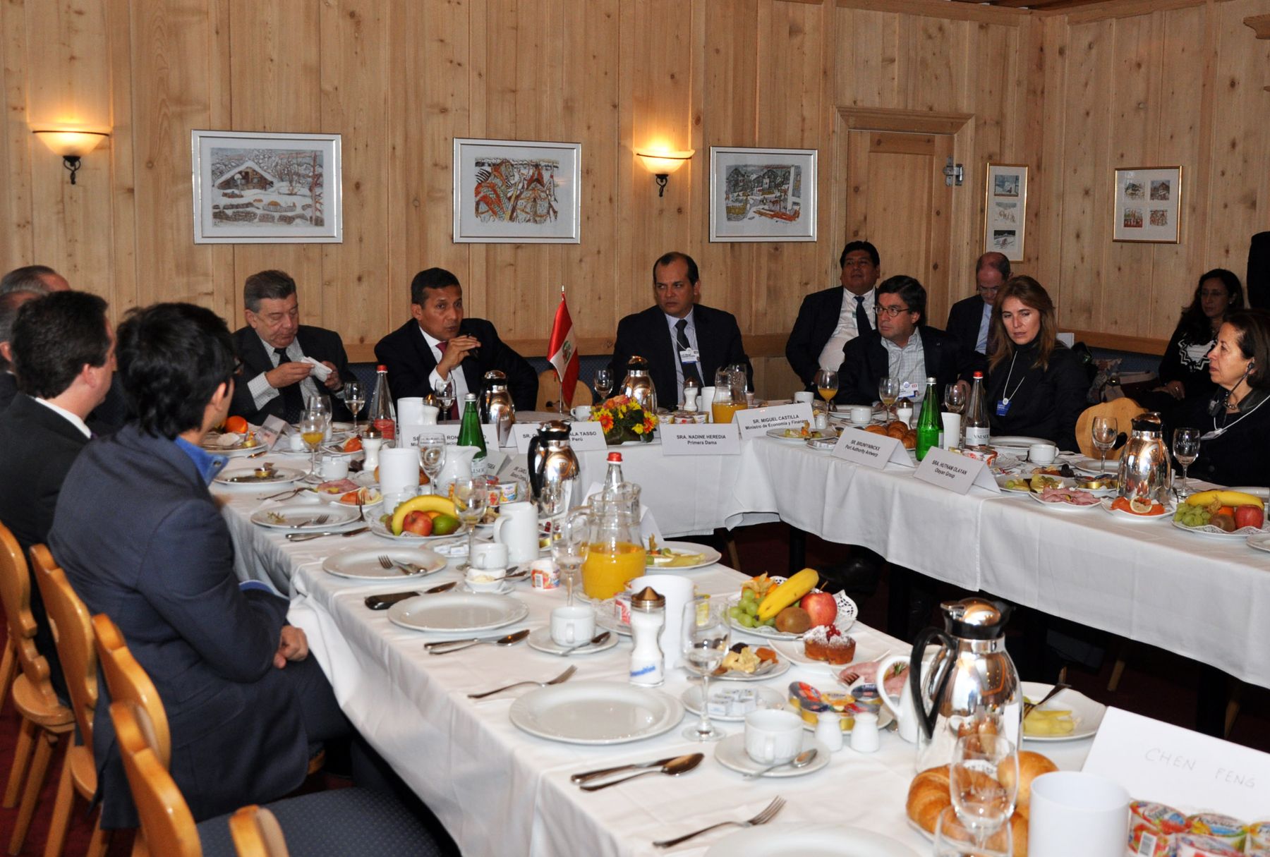 Presidente Ollanta Humala Tasso sostuvo hoy encuentro con ejecutivos de empresas extranjeras interesadas en el Perú, en Davos, Suiza.