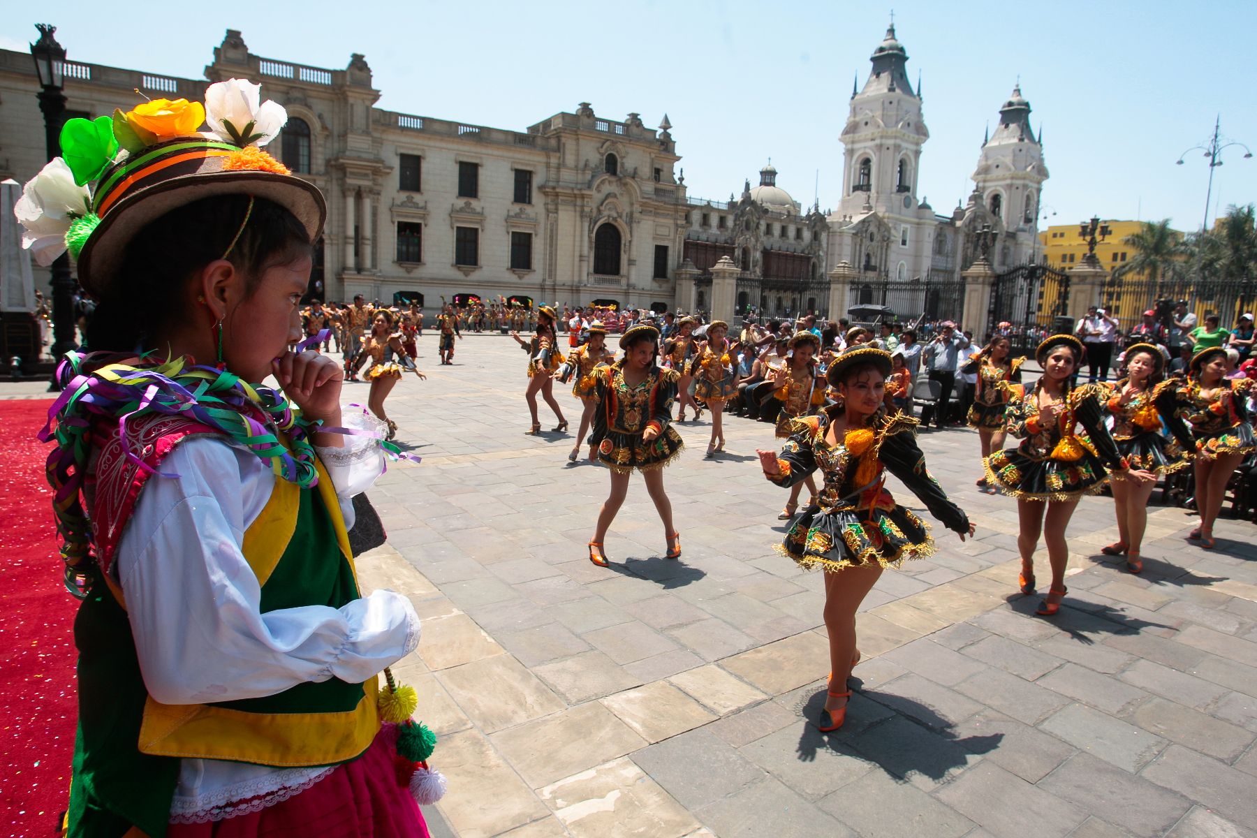 Las coloridas comparsas desfilaron al compás de las melodías andinas. Foto:ANDINA/Jack Ramón