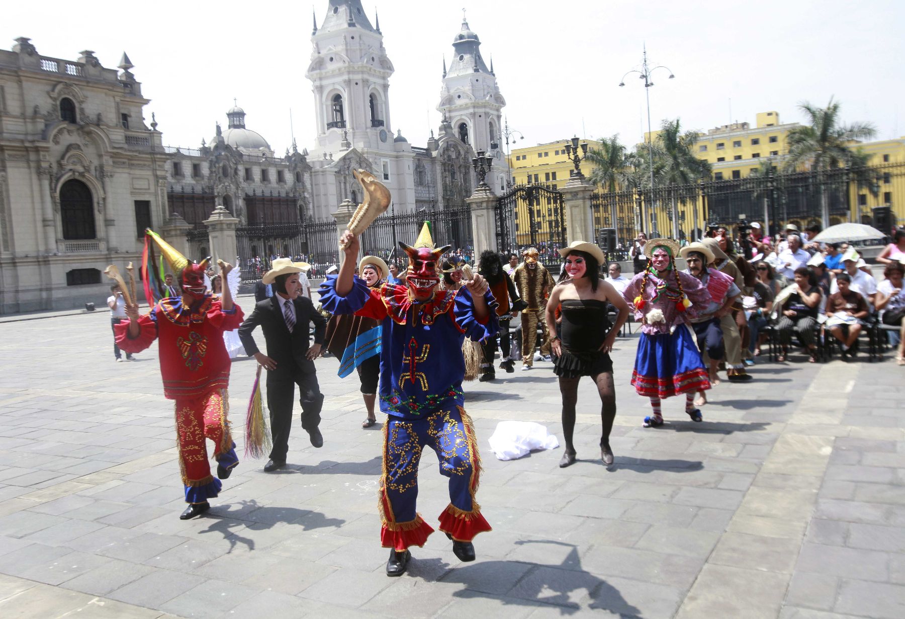 Congresista Esther Saavedra V.  y Mercedes Torres alcaldesa de Rioja  en Lanzamiento de los Carnavales  Riojanos , expresiòn cultural  de la Provincia de San Martin, fue presentado en Palacio de Gobierno.Danza representa el dia del Corpus Christi, donde se refleja la  lucha entre el Bièn y el Mal Danza.Foto Andina/Jhony Laurente