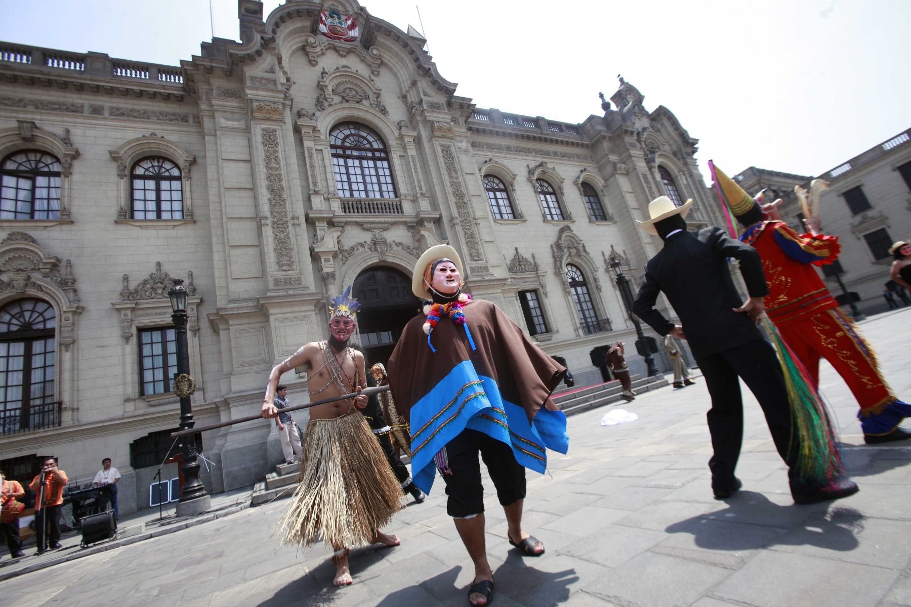 Lanzamiento del Carnaval de Rioja, expresión cultural  de la región San Martin, en Palacio de Gobierno. Danza representa el dia del Corpus Christi, donde se refleja la  lucha entre el Bien y el Mal.Foto Andina/Jhony Laurente.